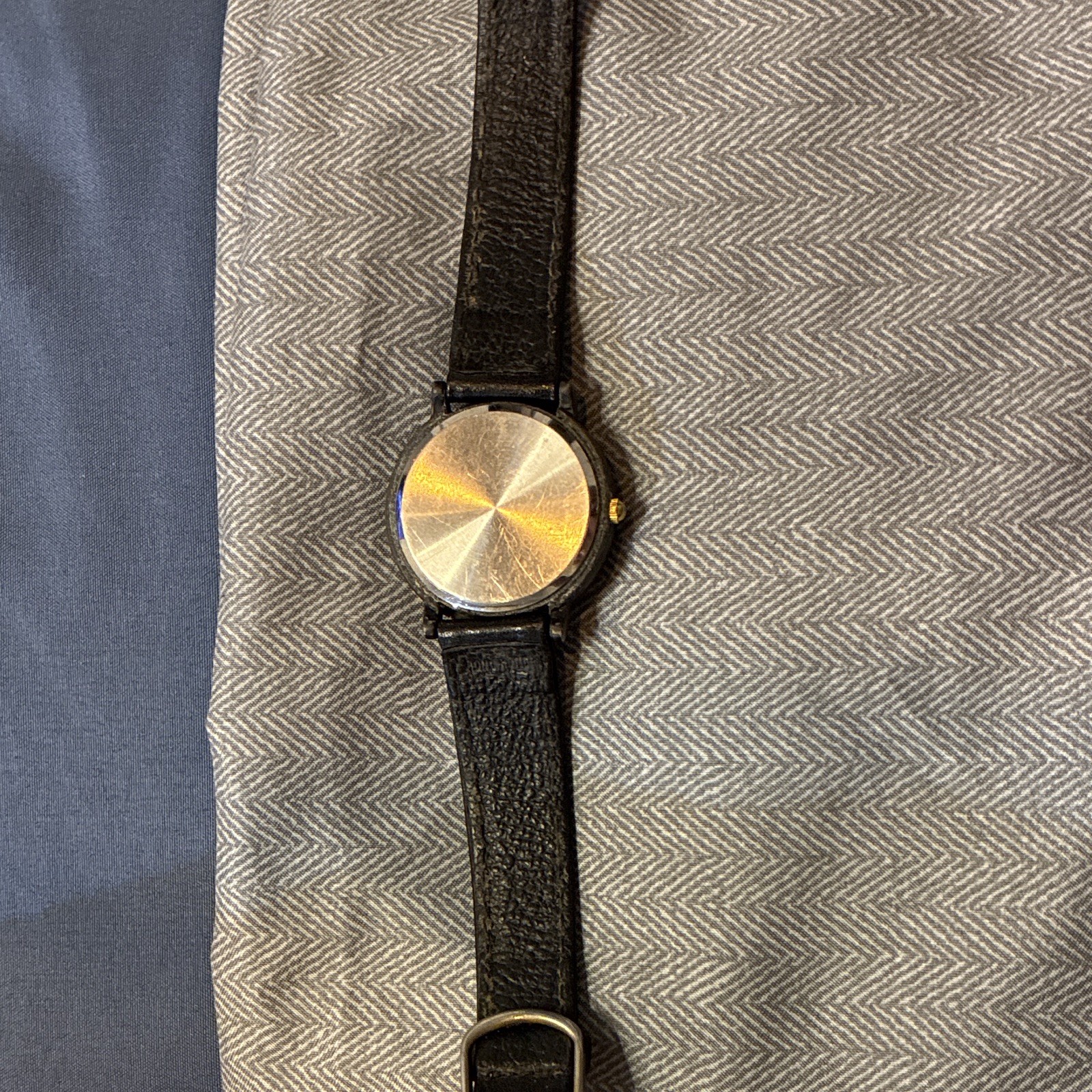 Abstract Dial Analog Wristwatch 12-Hour, Black Leather Strap, Round Case