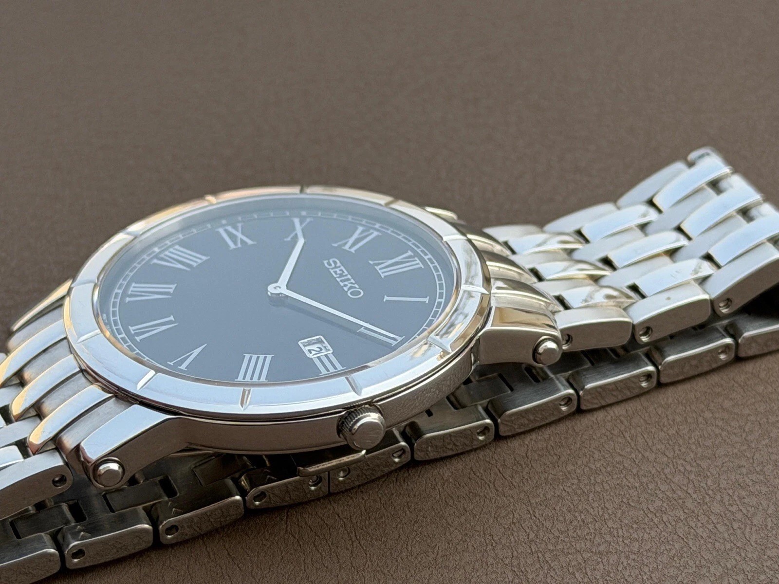 Vintage Seiko Quartz Wristwatch — Silver Case, Roman Numerals, Black Dial S-131