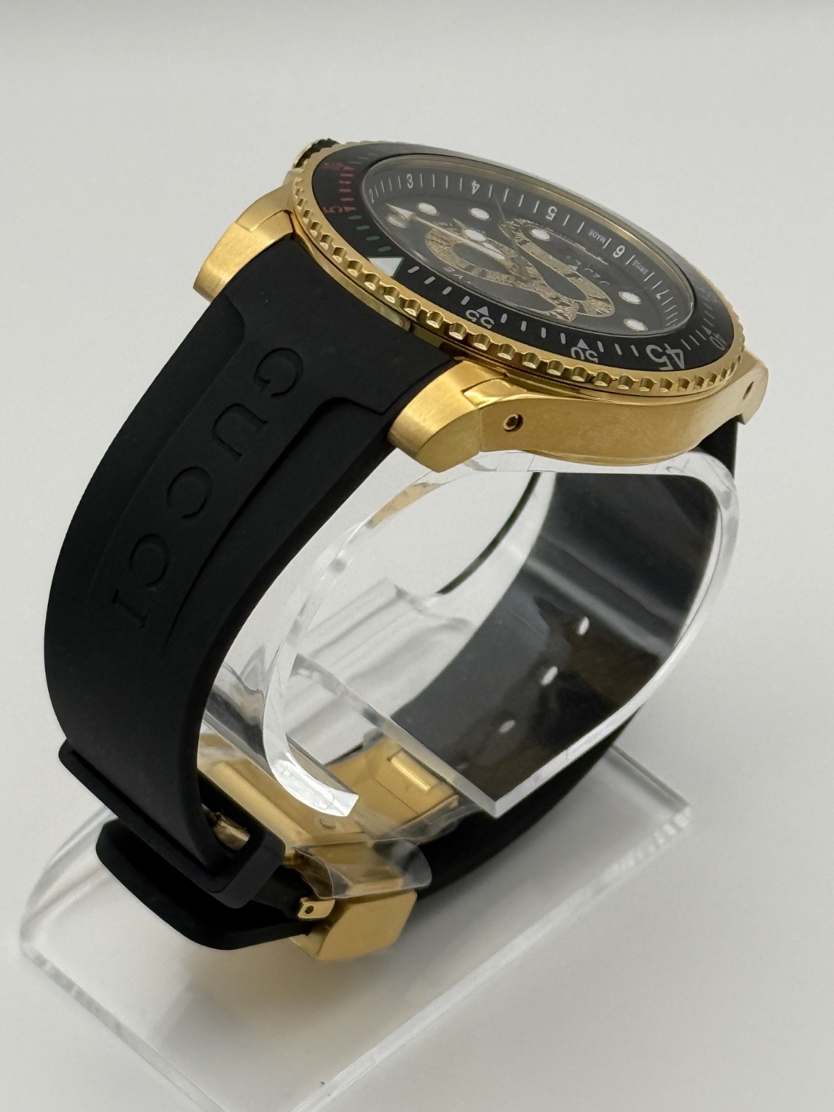 Gucci Dive Black Dial Gold-Tone Rubber Strap 45mm. Men’s Watch YA136219