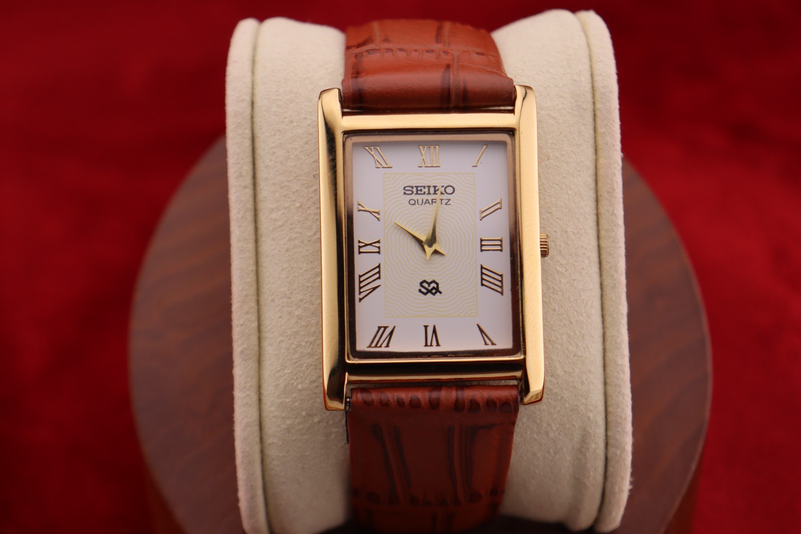 ⌚✨ Vintage Seiko Slim Quartz Gentlemen’s White Dial ,Light Brown Dress Watch