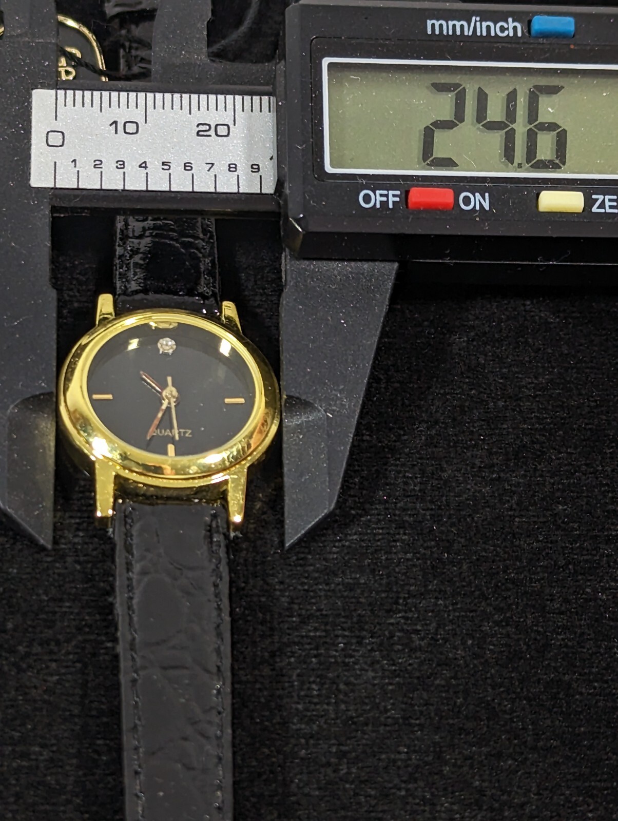 Womans Black Dial Round Gold Tone Case Black Leather Band Watch 6.75 In