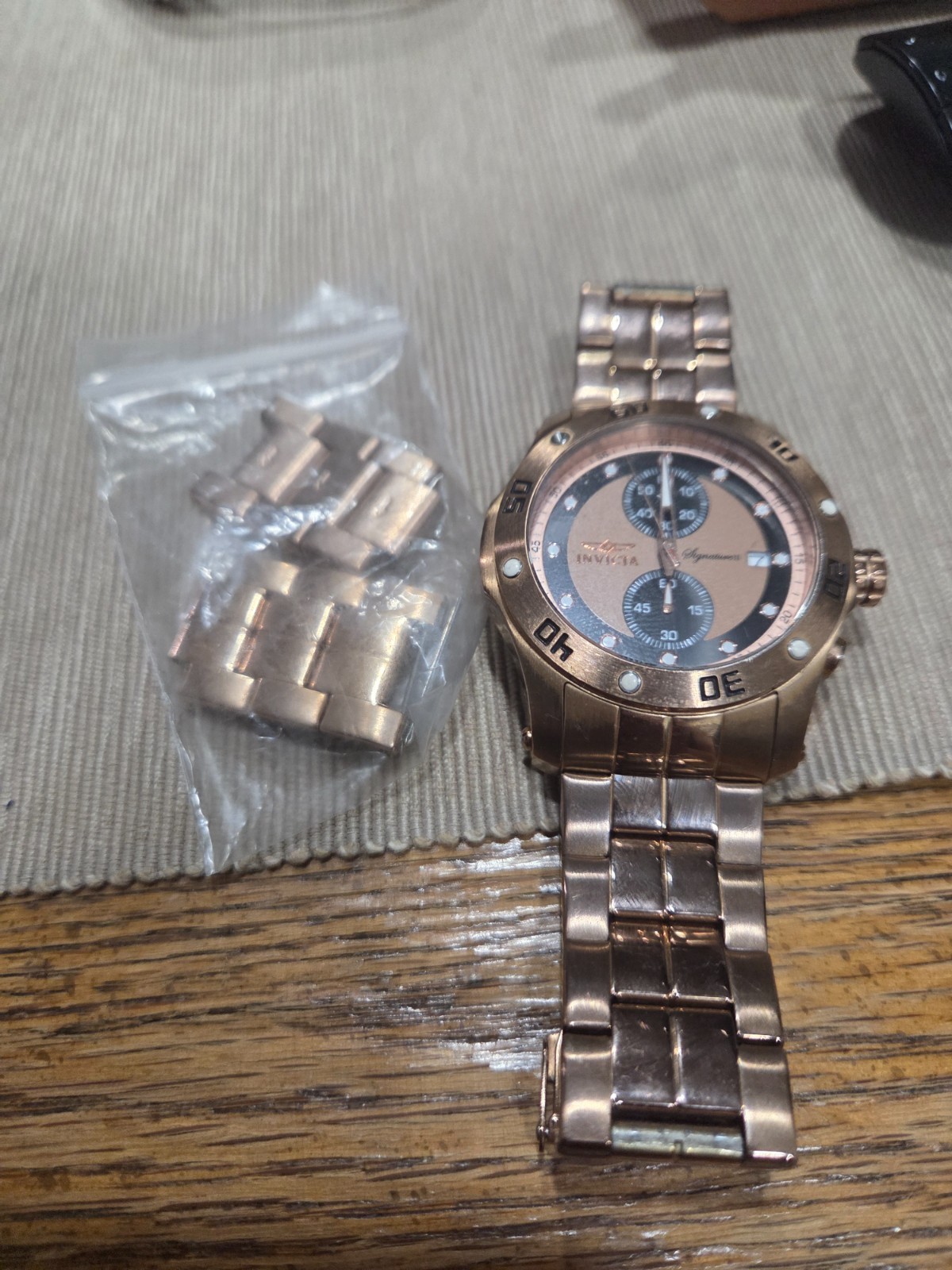 Invicta Signature 7386 Men’s Watch – Not Running – For Parts or Repair