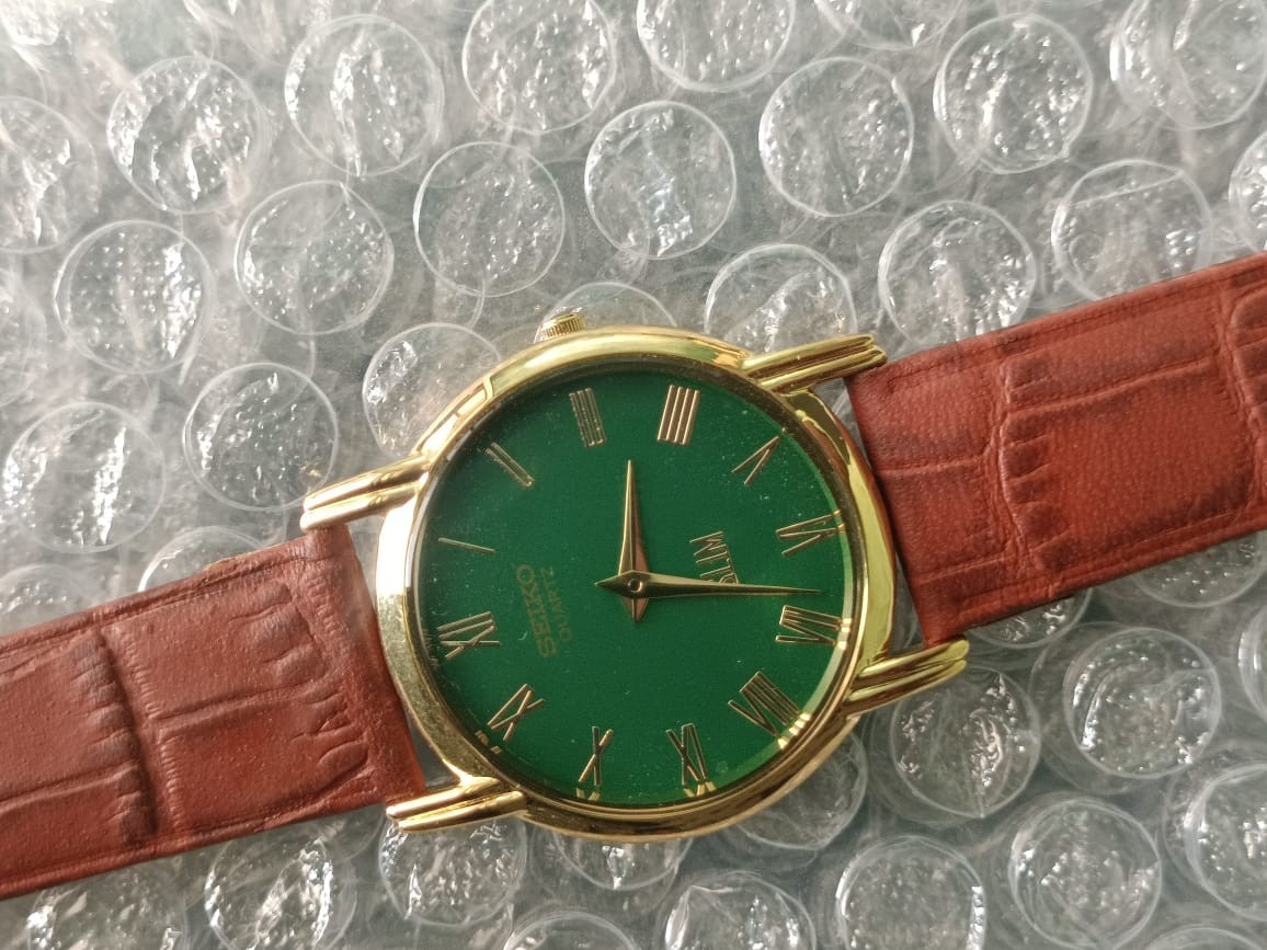 Vintage Seiko Quartz Japan Made Green Dial Men’s Wrist Watch Looking Good