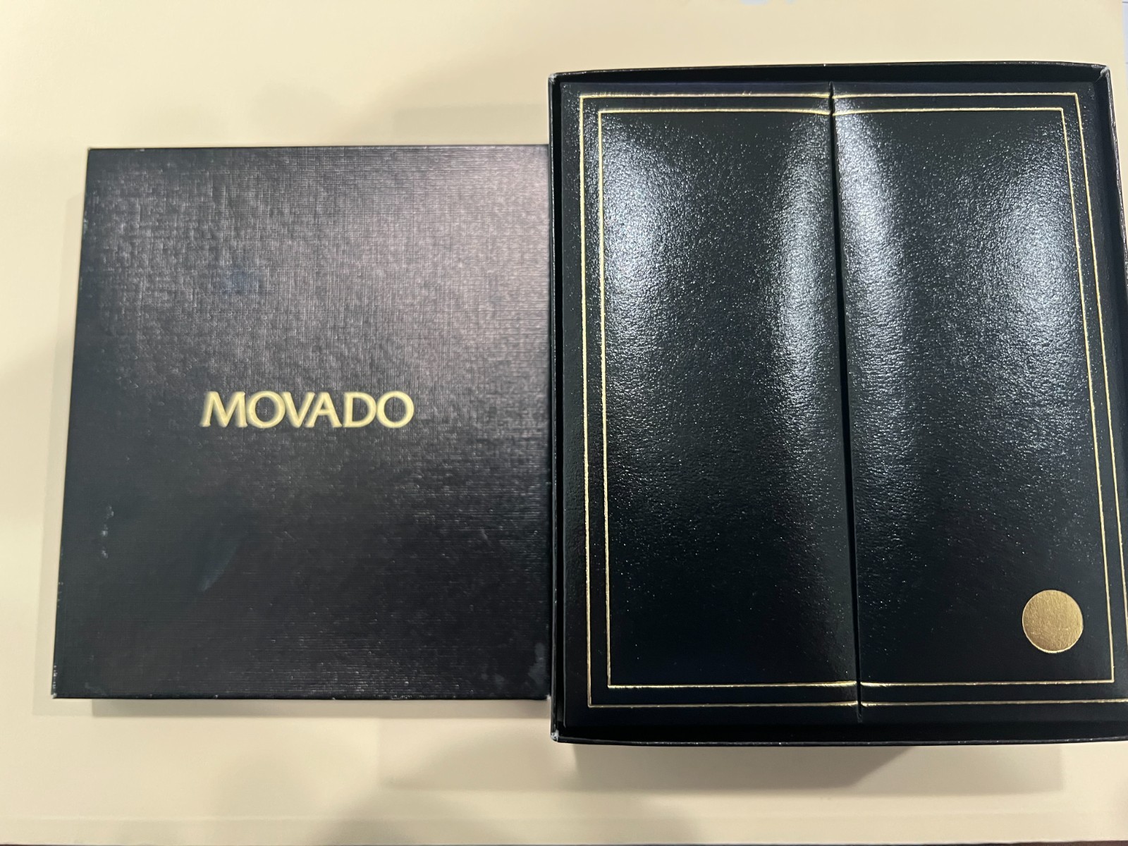 MOVADO MUSEUM CLASSIC MEN’S GOLD TONE WATCH — Ref 88 196665 — COMPLETE SET ✦