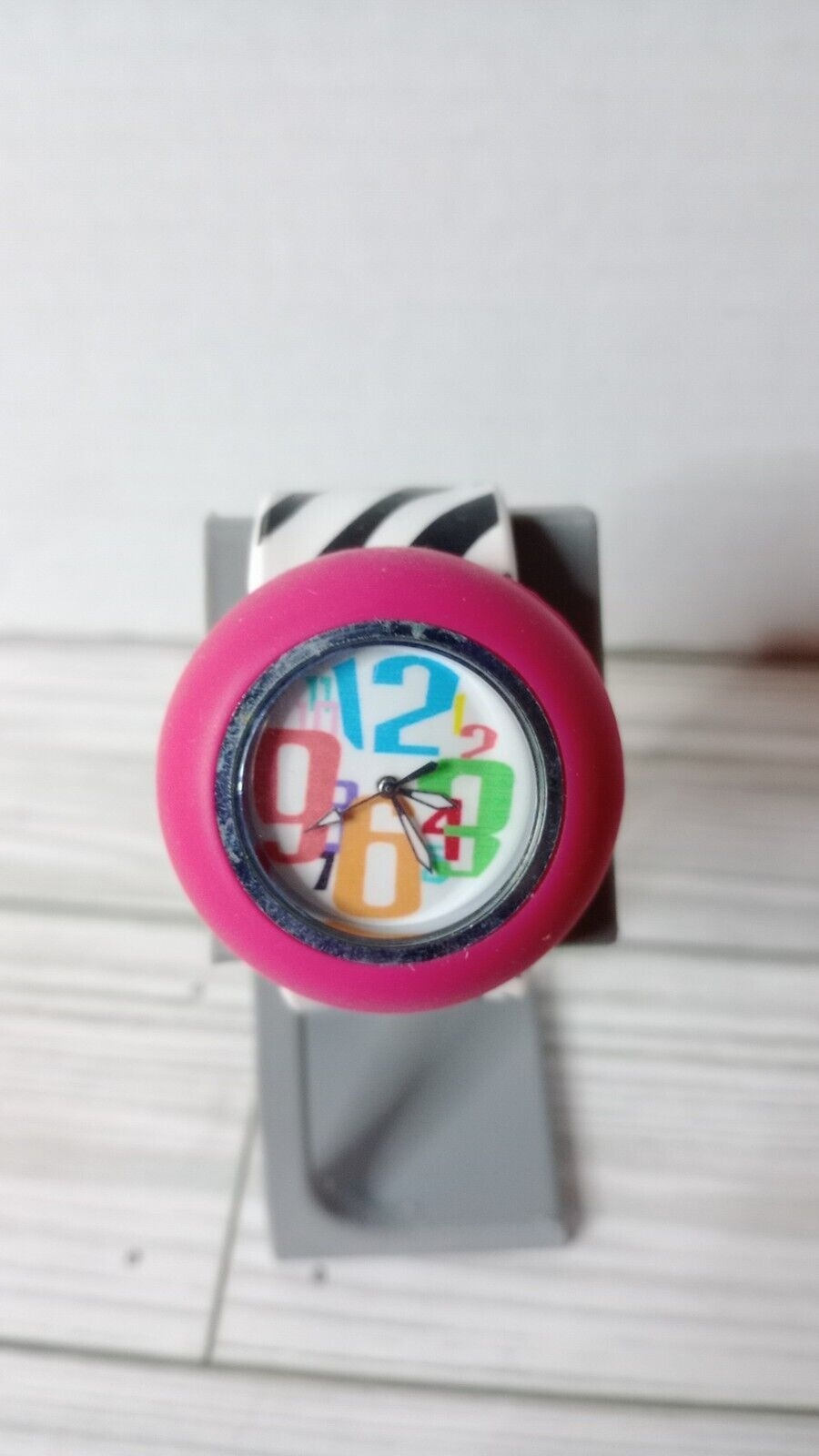 Vintage Unbranded Silicone Snap Band Watch