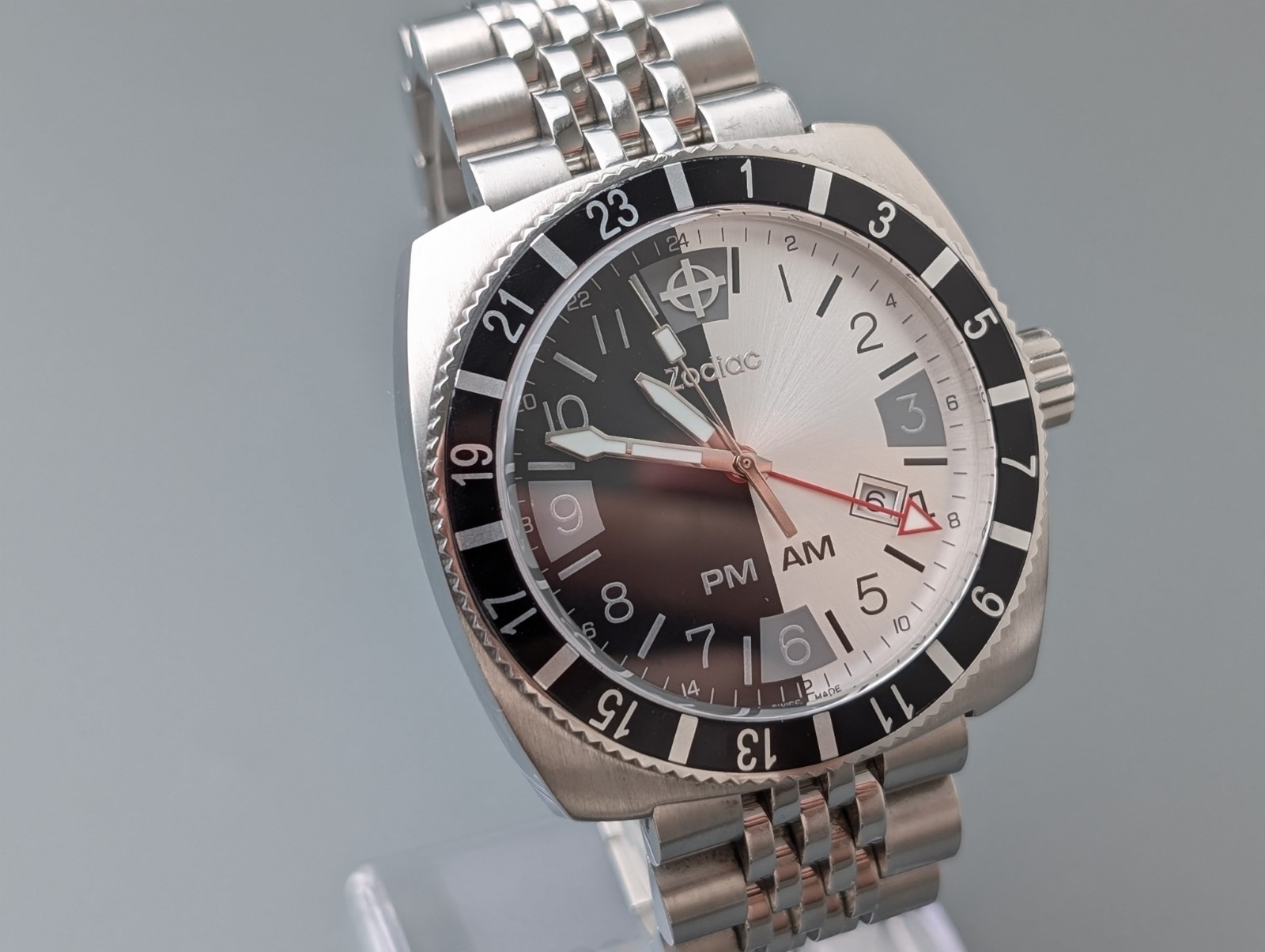 Zodiac GMT AM/PM Z02110 Stainless Steel Men’s Quartz Dive Watch Vintage 44mm