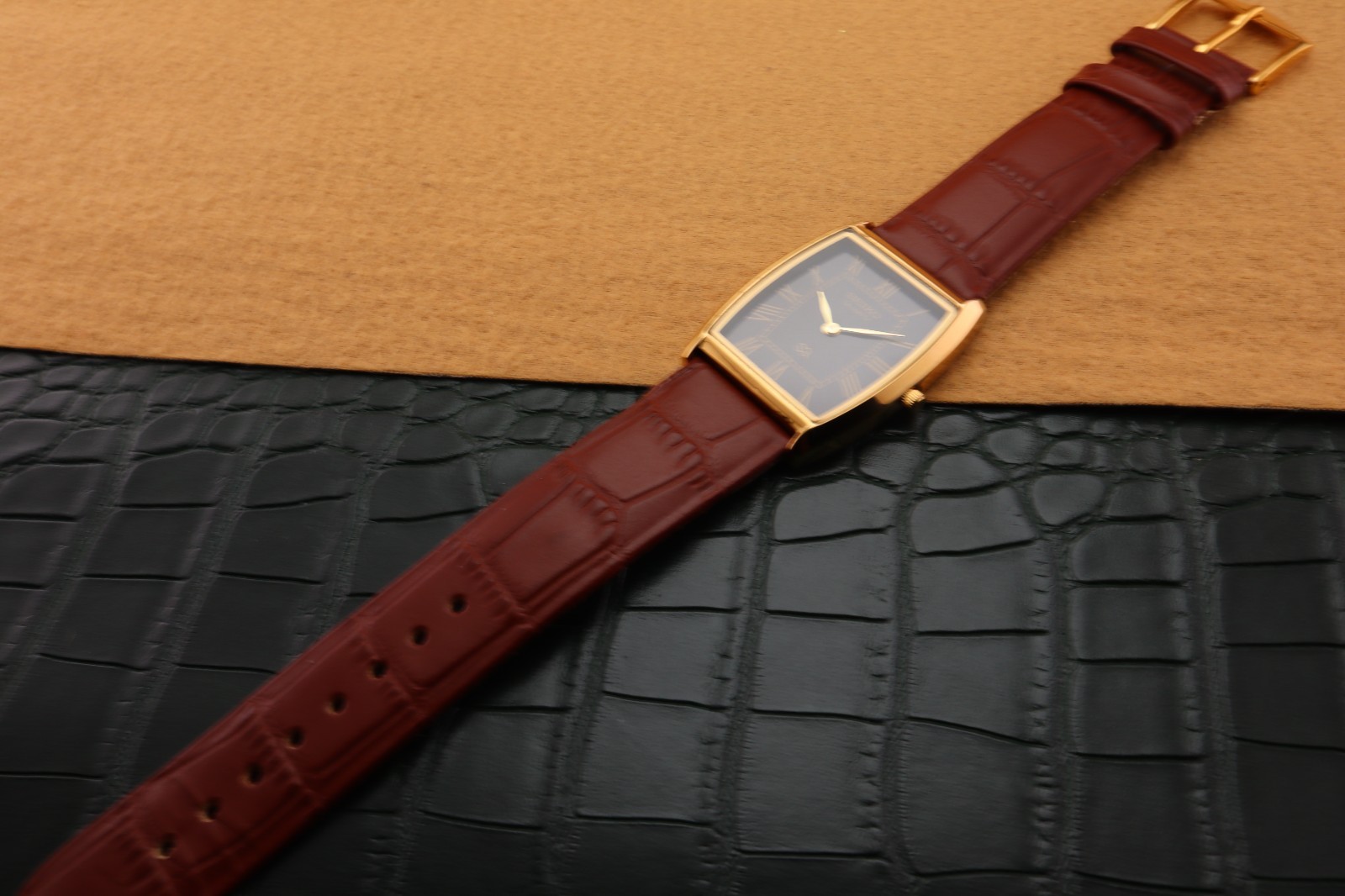 Vintage Seiko Slim Quartz Men’s Wrist Watch Black Dial with Light Brown Strap.