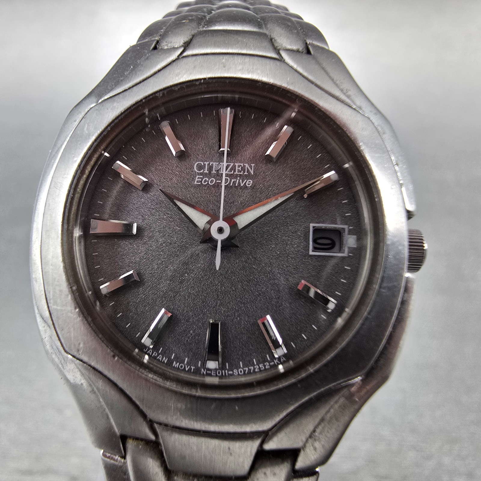 Citizen Eco-Drive Watch Women 25mm Gray Dial Silver Tone Date E011-S049601 RunsS