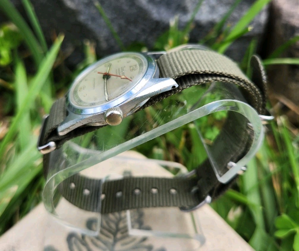 Vtg 1970’s Zodiac Incasecurit Hermetic 15J Men’s 30mm Watch Mechanical Bullseye!