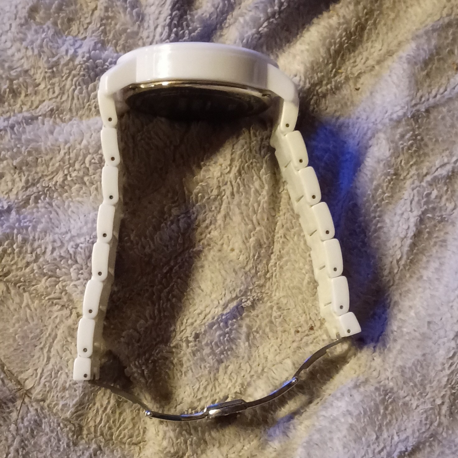 White Ceramic Analog Wristwatch Bracelet Date Indicator 12-Hour Round Deployant