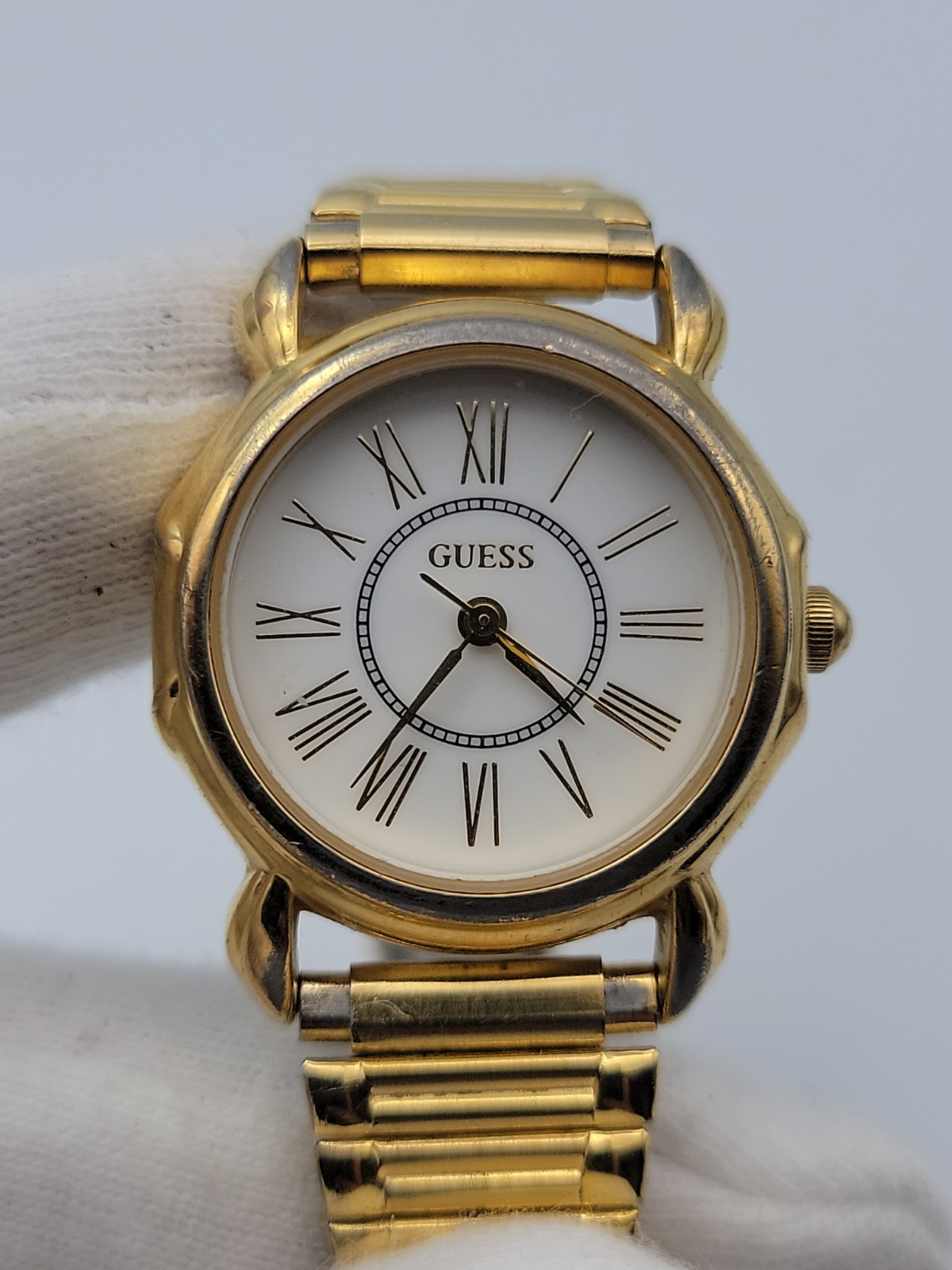 Vtg Guess Women Watch 25mm Gold Tone Stretch Band 6.25″-8.5″, Runs