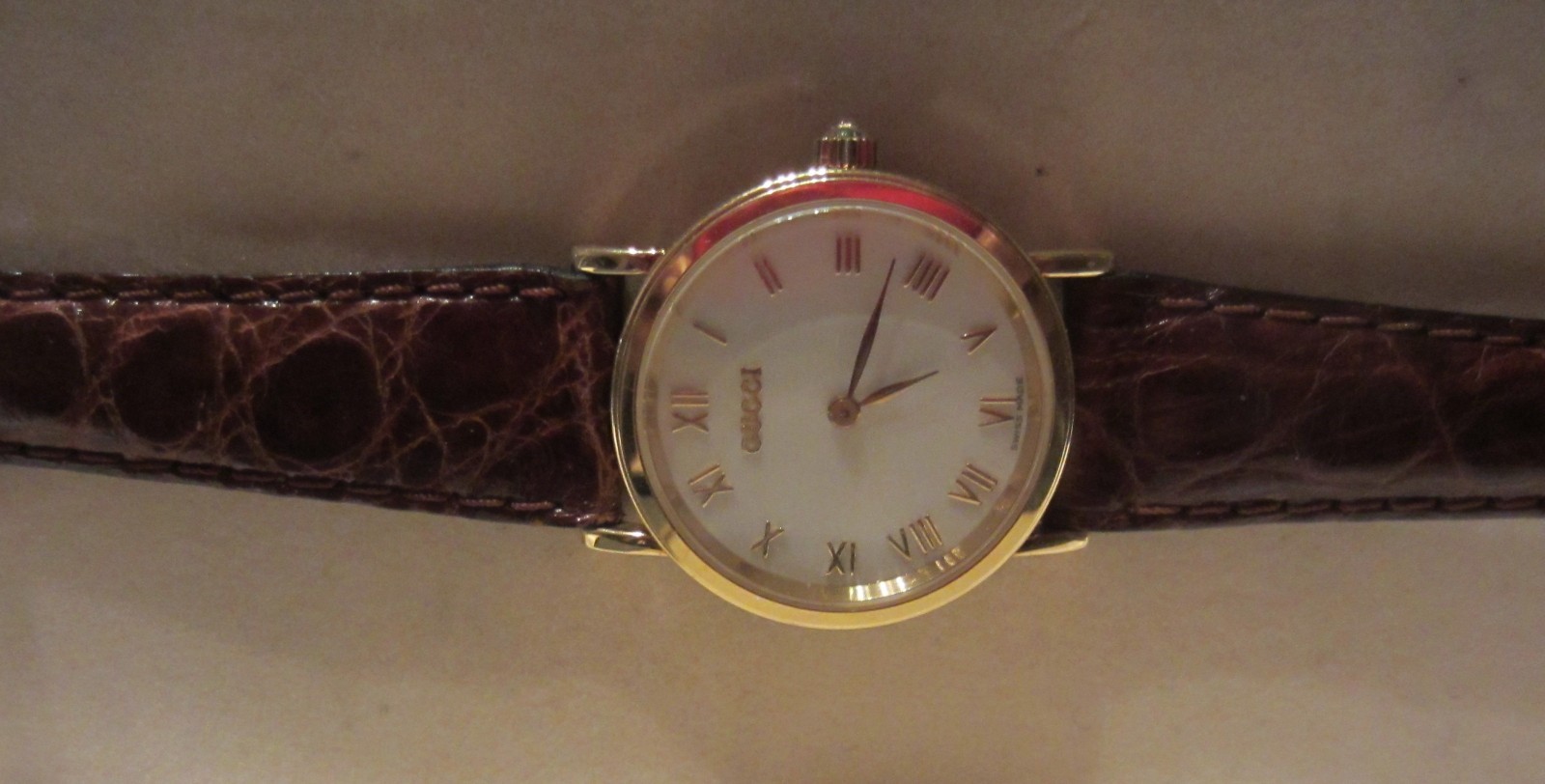 Gucci 700 L – 18K 750 Solid Gold Case Ladies Quartz Watch in Box – Pristine Cond