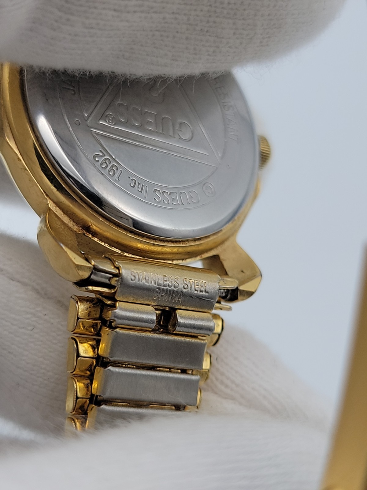 Vtg Guess Women Watch 25mm Gold Tone Stretch Band 6.25″-8.5″, Runs