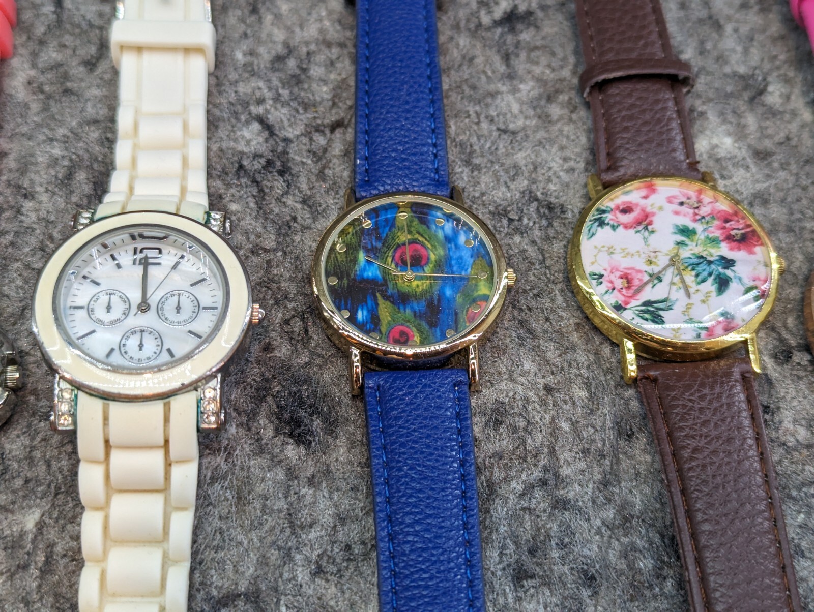 🔥Lot of 13 🔥Ladies Watches – Rubber, Leather Banded – Dead Batteries