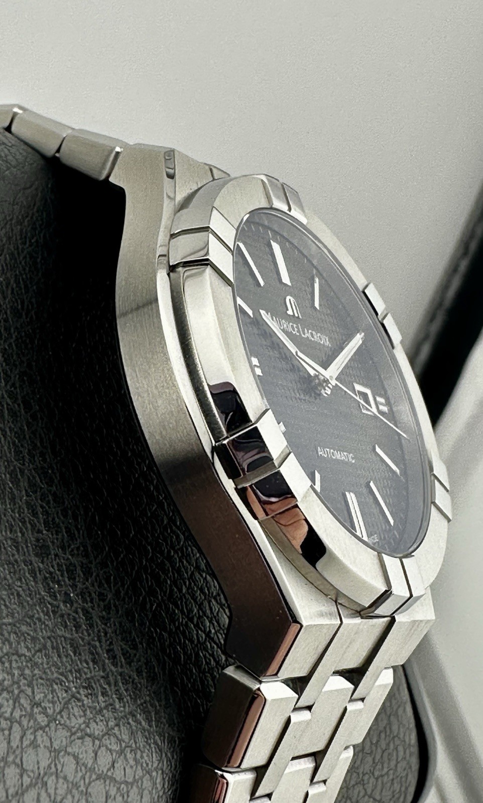 MAURICE LACROIX AIKON AUTOMATIC DATE 42mm Grey Motif Dial Swiss 200m AI6008