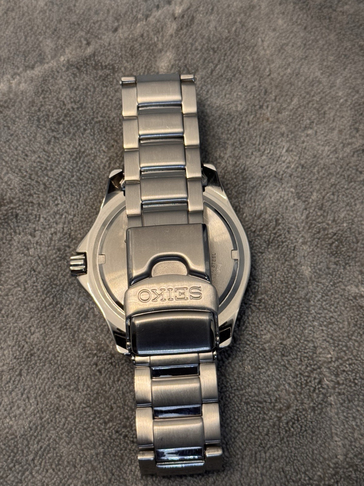 Seiko Unisex Quartz Diver 40-43.9mm Black Dial Date 100m Steel Bracelet w/ Box