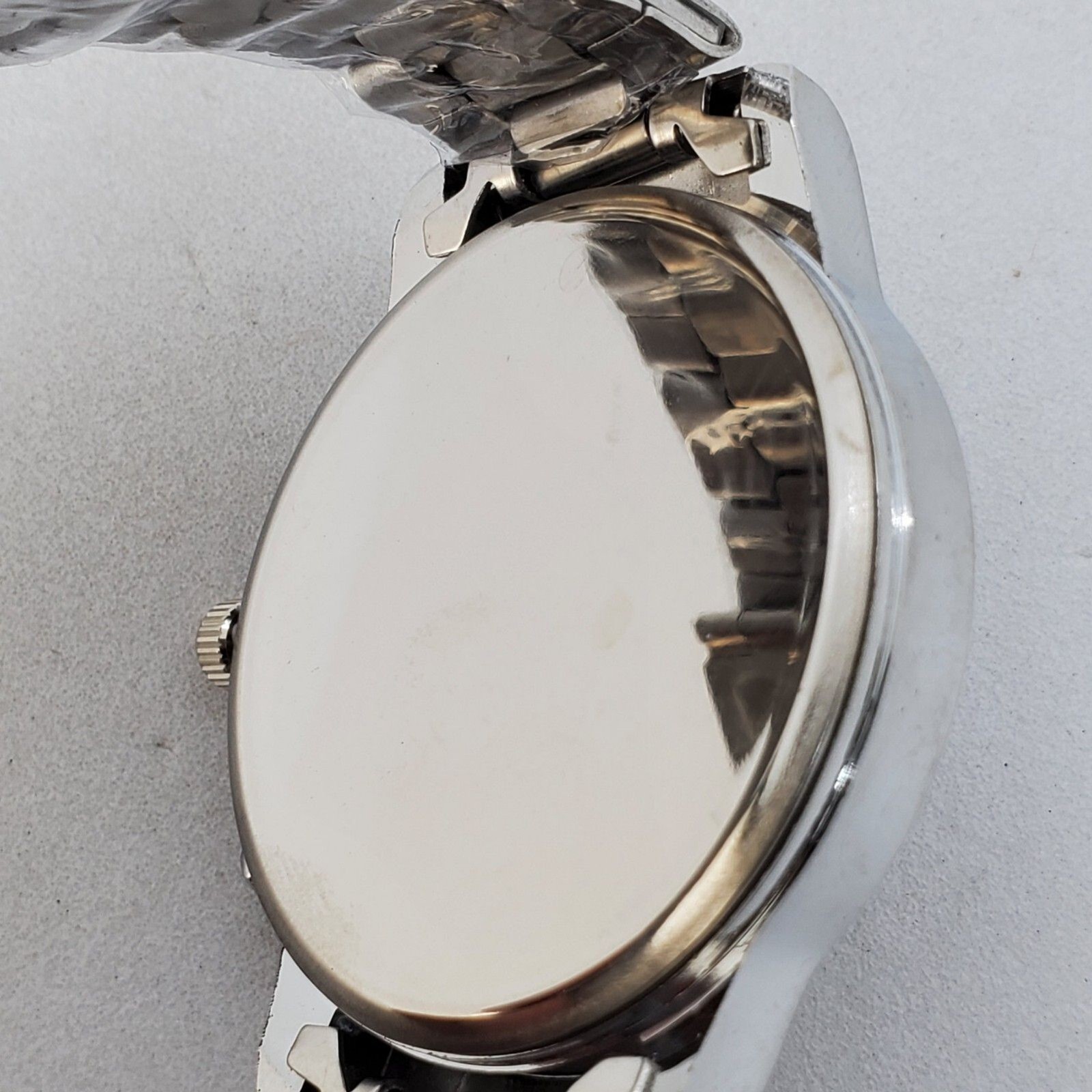 Men’s Watch 42MM Gray Case Black Dial Date Indicator Gray Bracelet Band 7″ Wrist