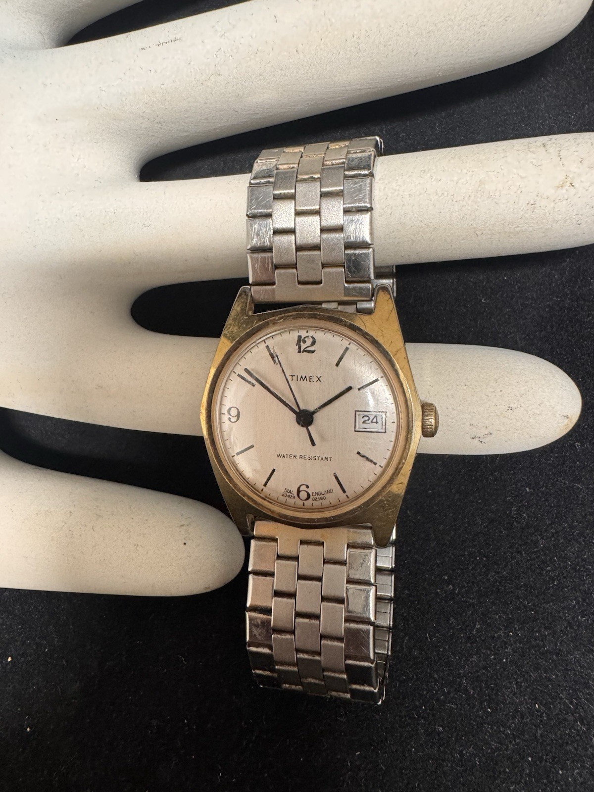 Watch Vintage Timex Wind Up England 1980 23429–02580 Works & Runs. See Video
