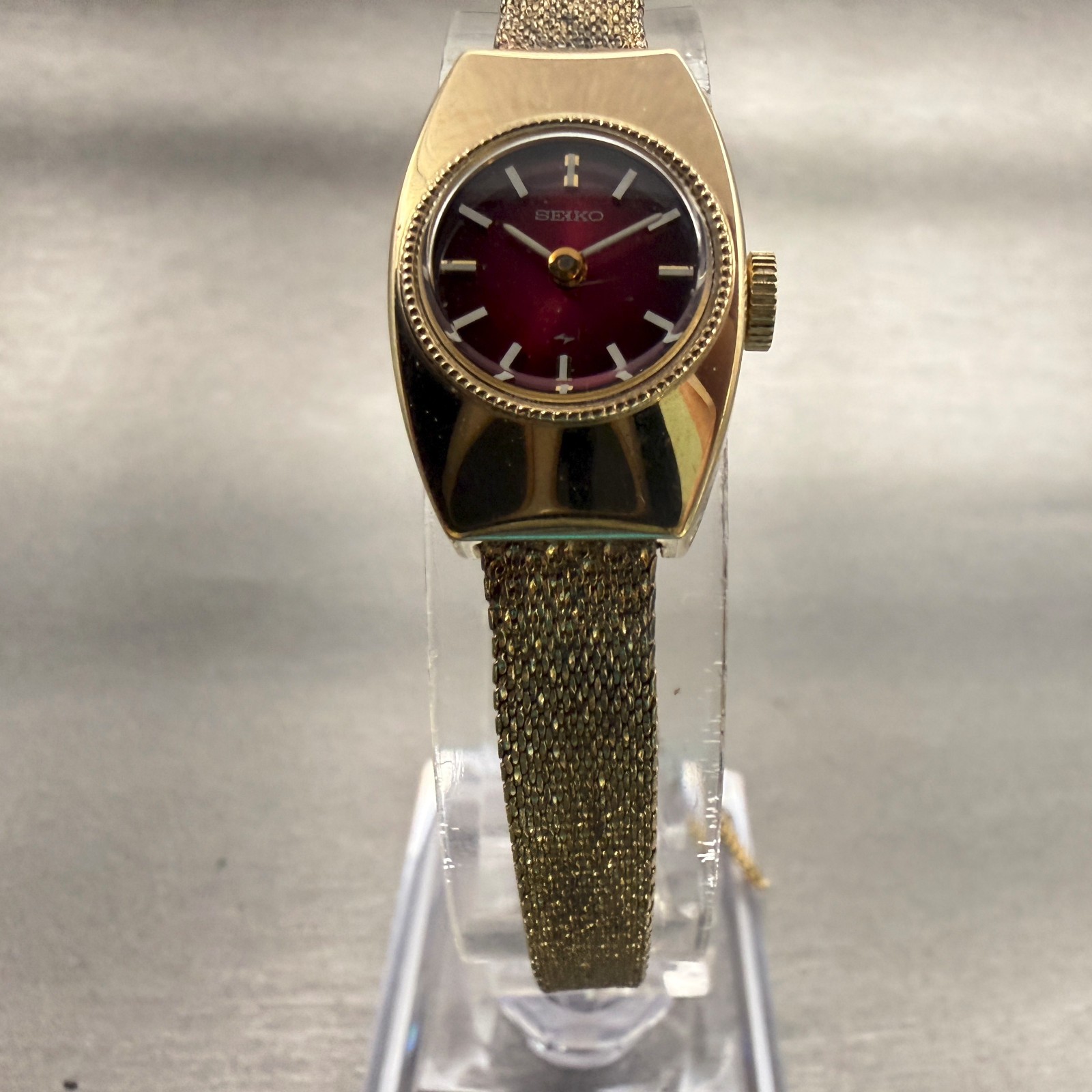 Seiko Watch Women 16mm Red Dial Gold Tone Oval 11-1049 Vintage Mechanical Works