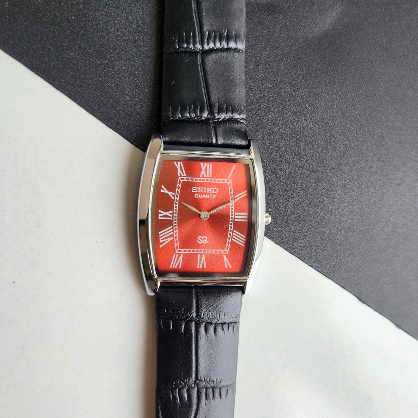Vintage Seiko Slim Quartz Red Face Curve Silver Japanese 30MM Men’s Watch A59