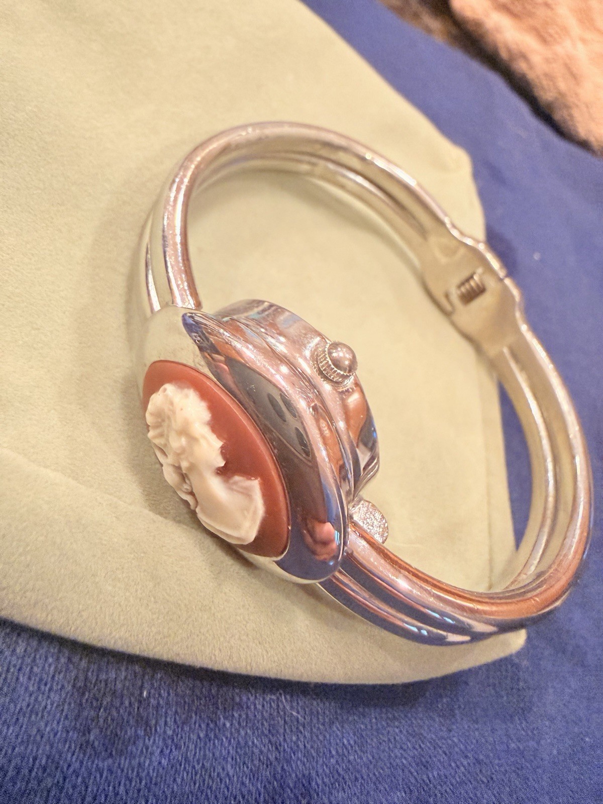 Women’s Dress Cameo Wristwatch Silver Tone Metal Bangle Analog White Dial