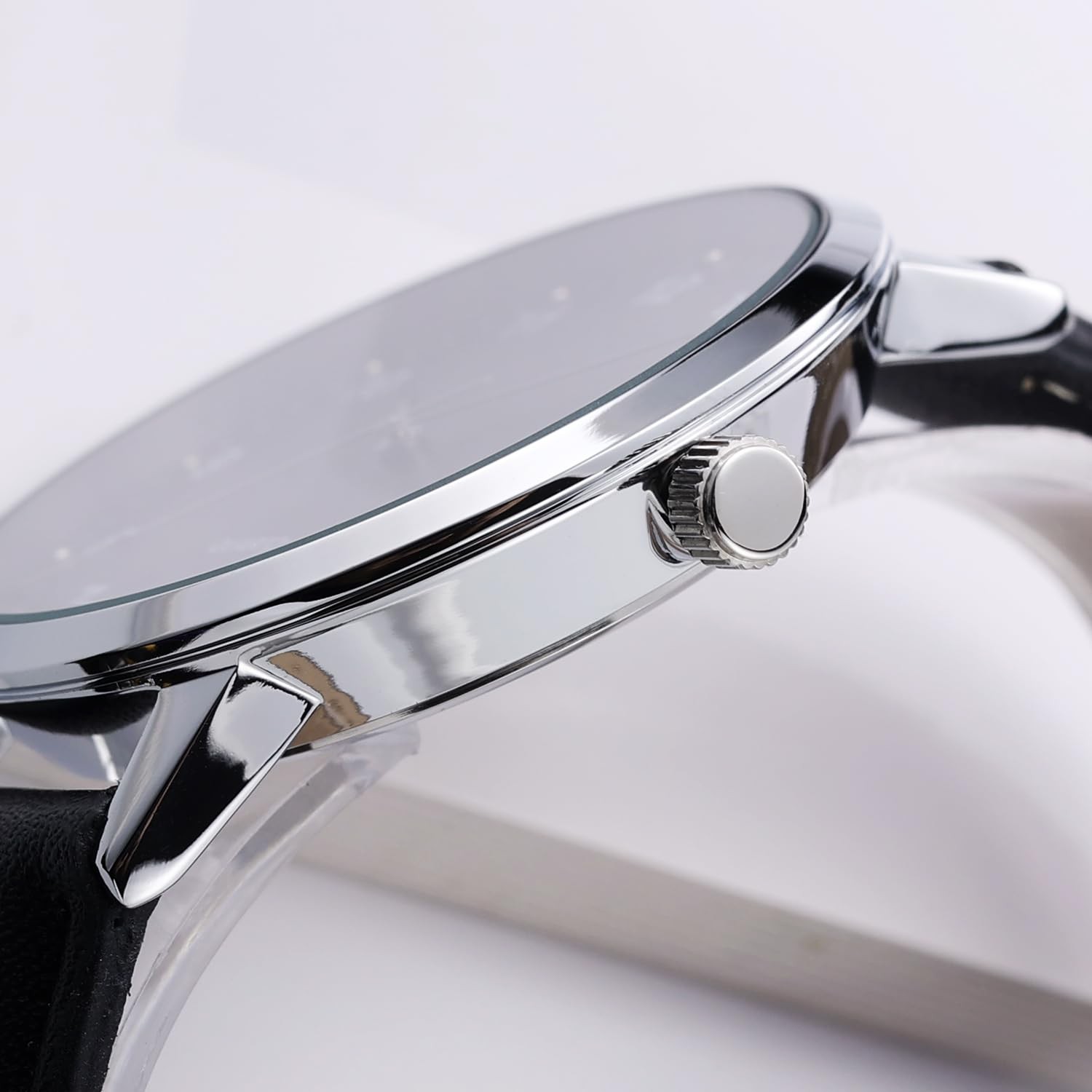 NUOVO Men s Watch Classic Leather Strap Modern Classic Quartz Watch Easy to Read