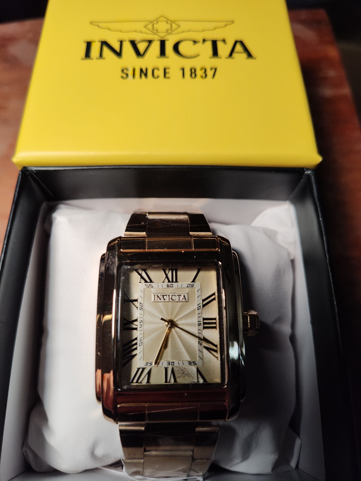 Vintage Invicta Unisex Light Weight Gold Watch With Light Gold Face