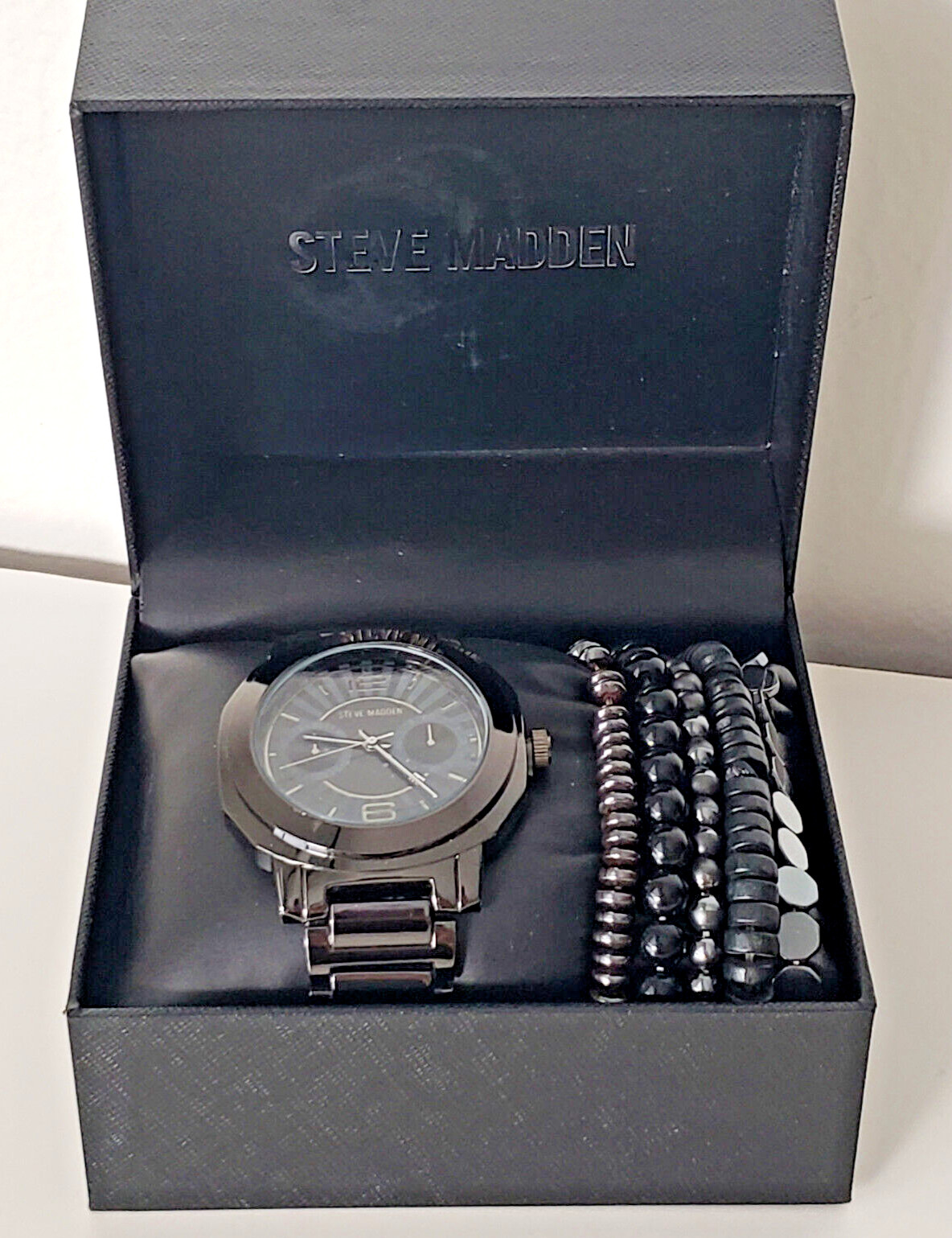 Steve Madden Men’s Black Jet Tone Watch & Multi Bracelet Gift Set Damaged box