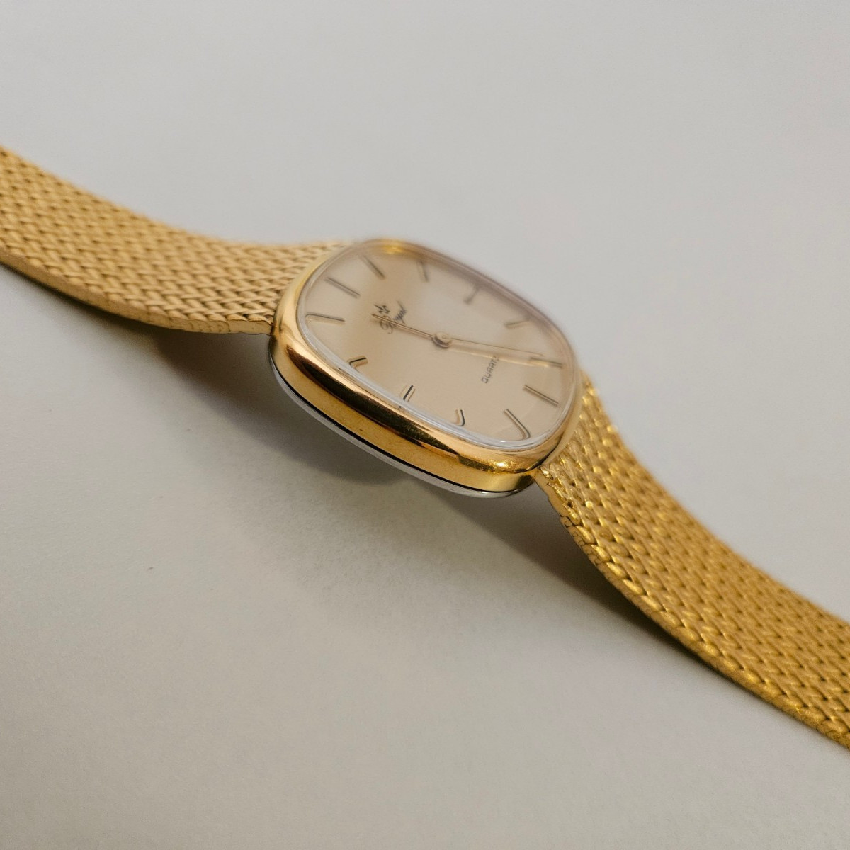 Vintage Men’s Watch “ROYAL” Swiss Dress Ultraslim Integrated Gold Tone NOS 1979