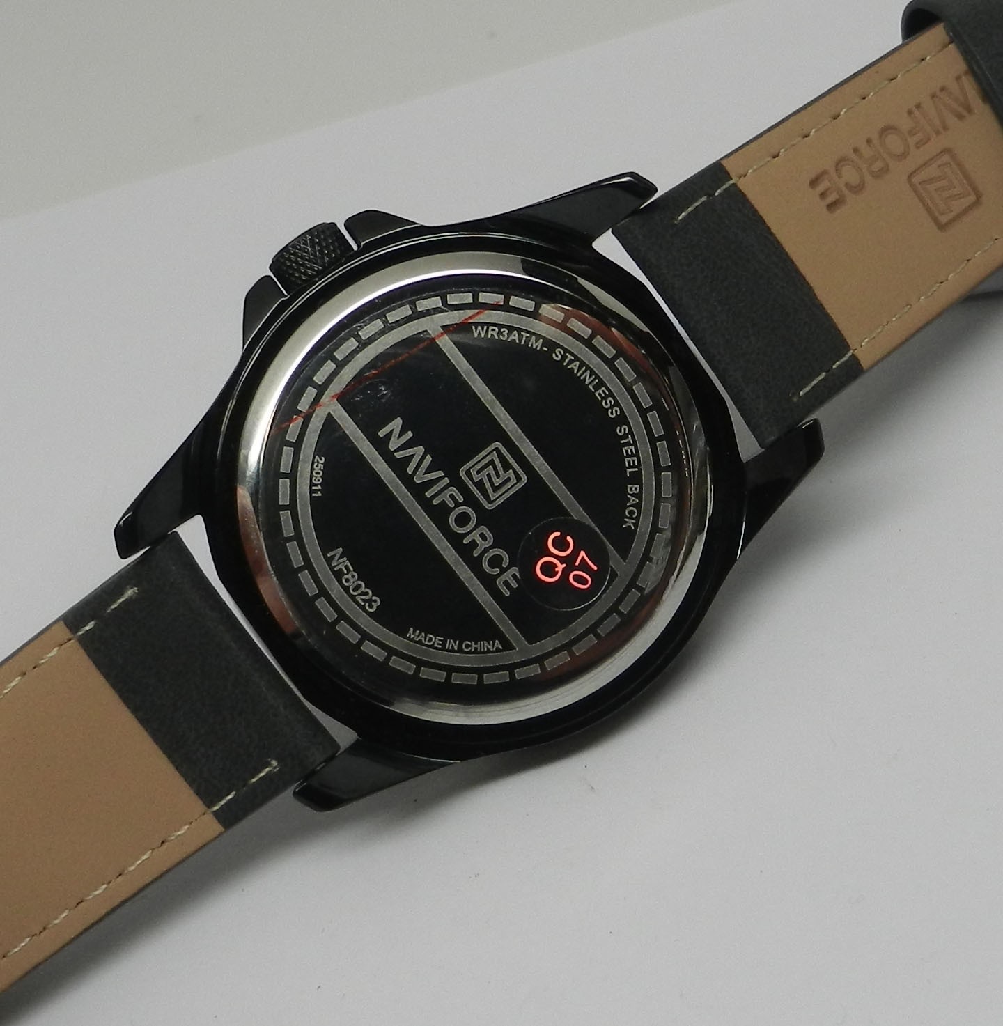 Men’s 45mm Navi Force Textured 3D Pyramid Black Date Dial 30 Meter Sport Watch