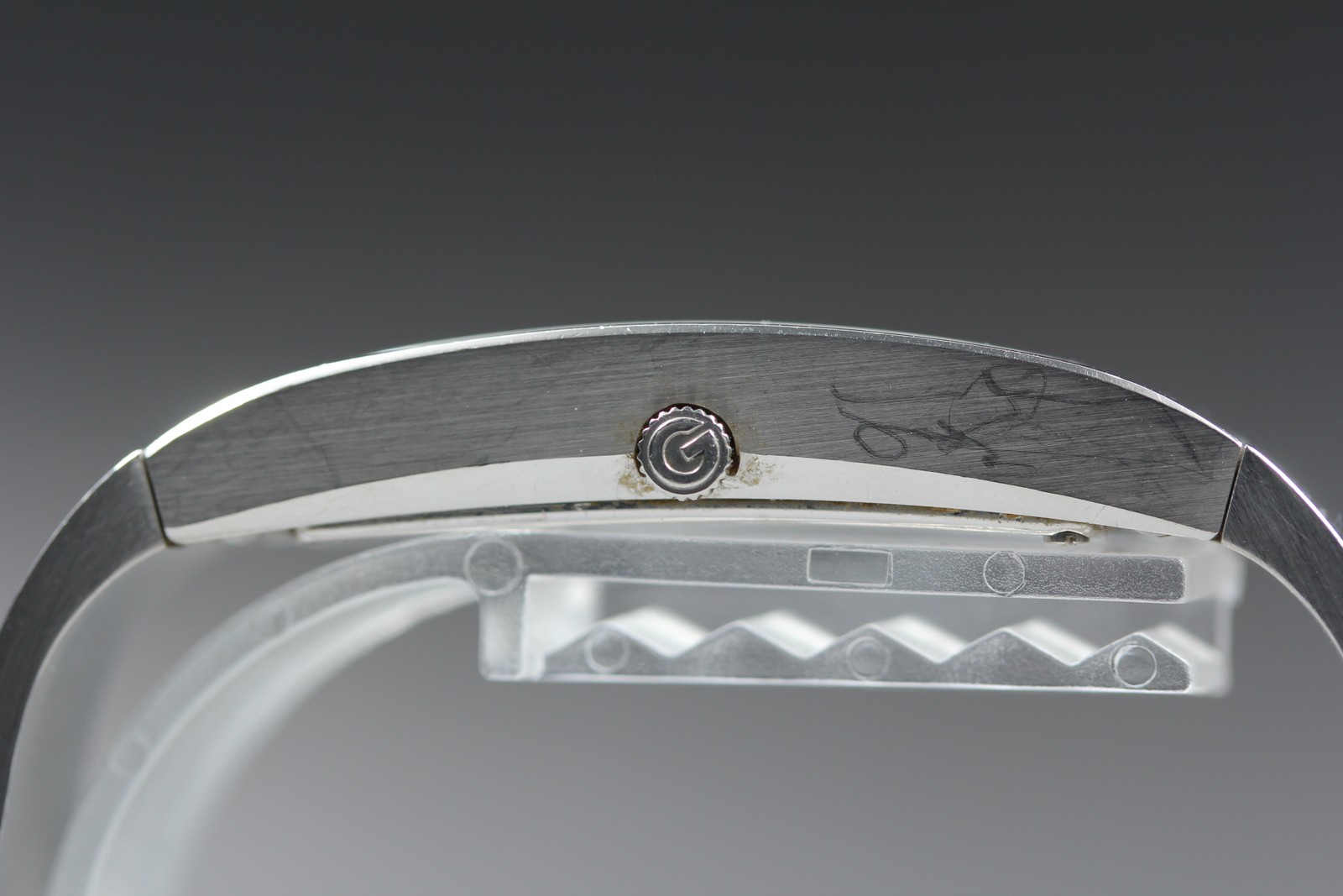 [Near MINT] GUCCI 2400S 14mm Black Dial Bangle Quartz Women’s Watch from JAPAN
