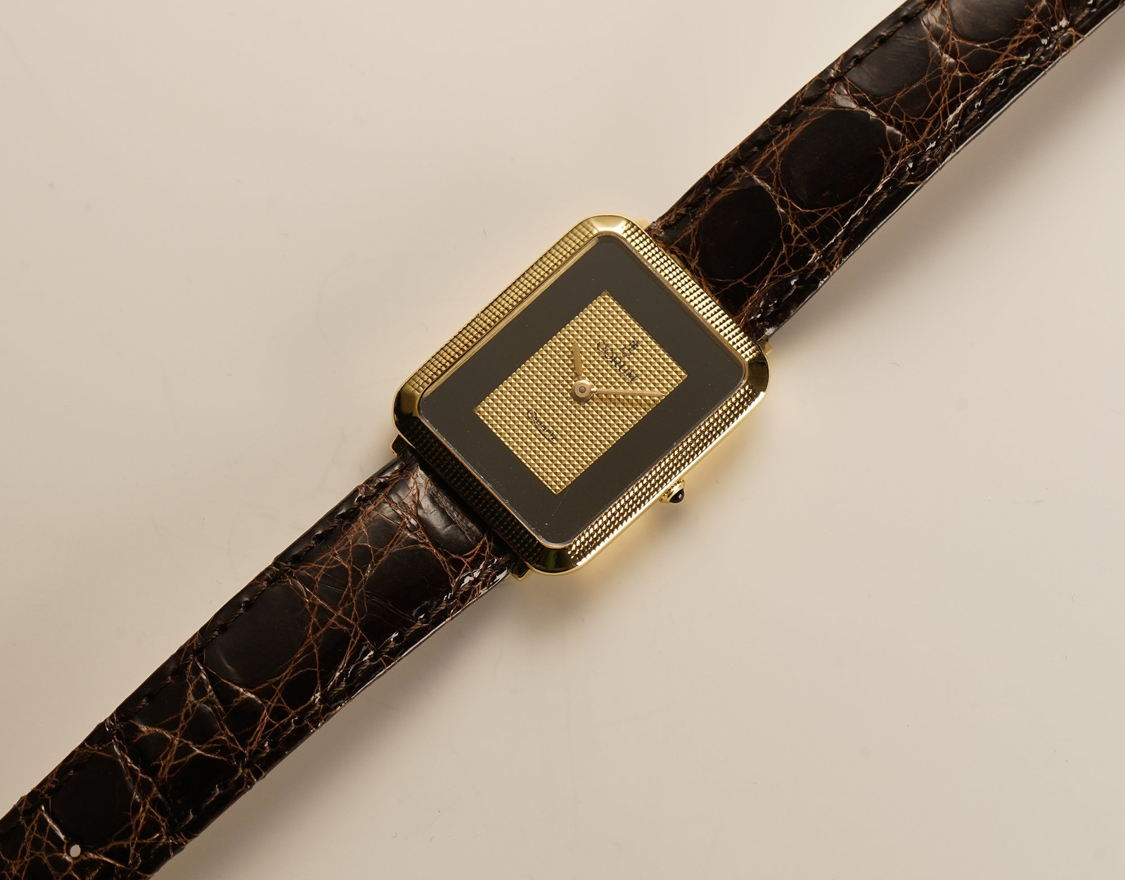 Corum 26mm Vintage Dress 18k Yellow Gold Hobnail Dial