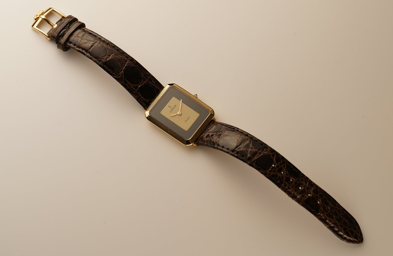 Corum 26mm Vintage Dress 18k Yellow Gold Hobnail Dial