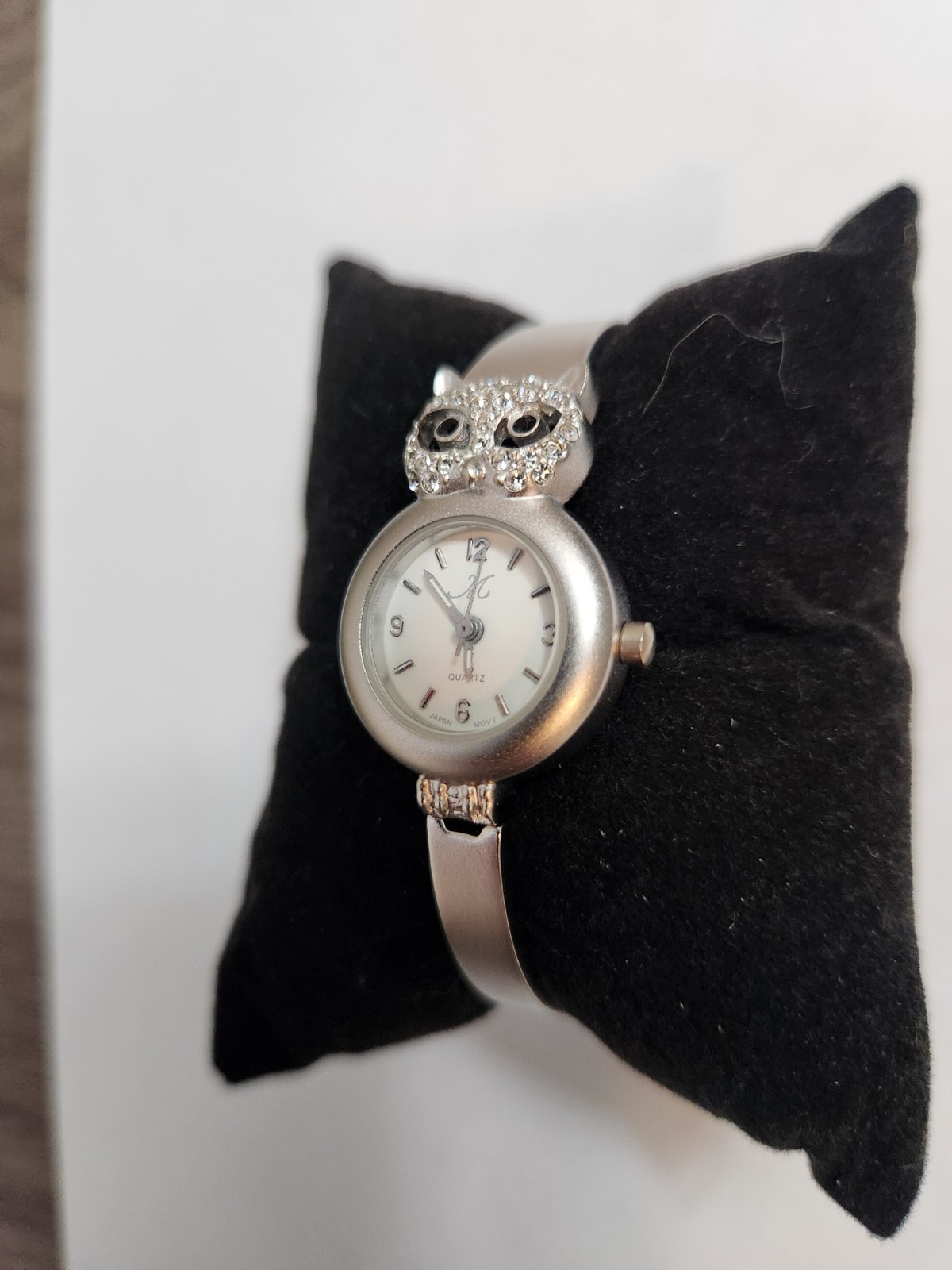 Women’s M Quartz Silver Owl Bangle Watch. Analog Dial Dress/Formal