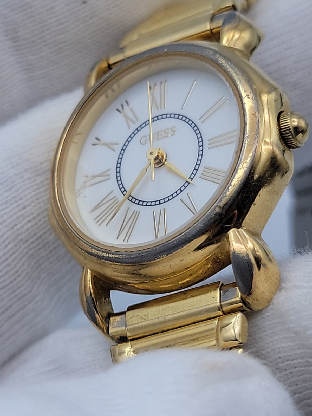 Vtg Guess Women Watch 25mm Gold Tone Stretch Band 6.25″-8.5″, Runs