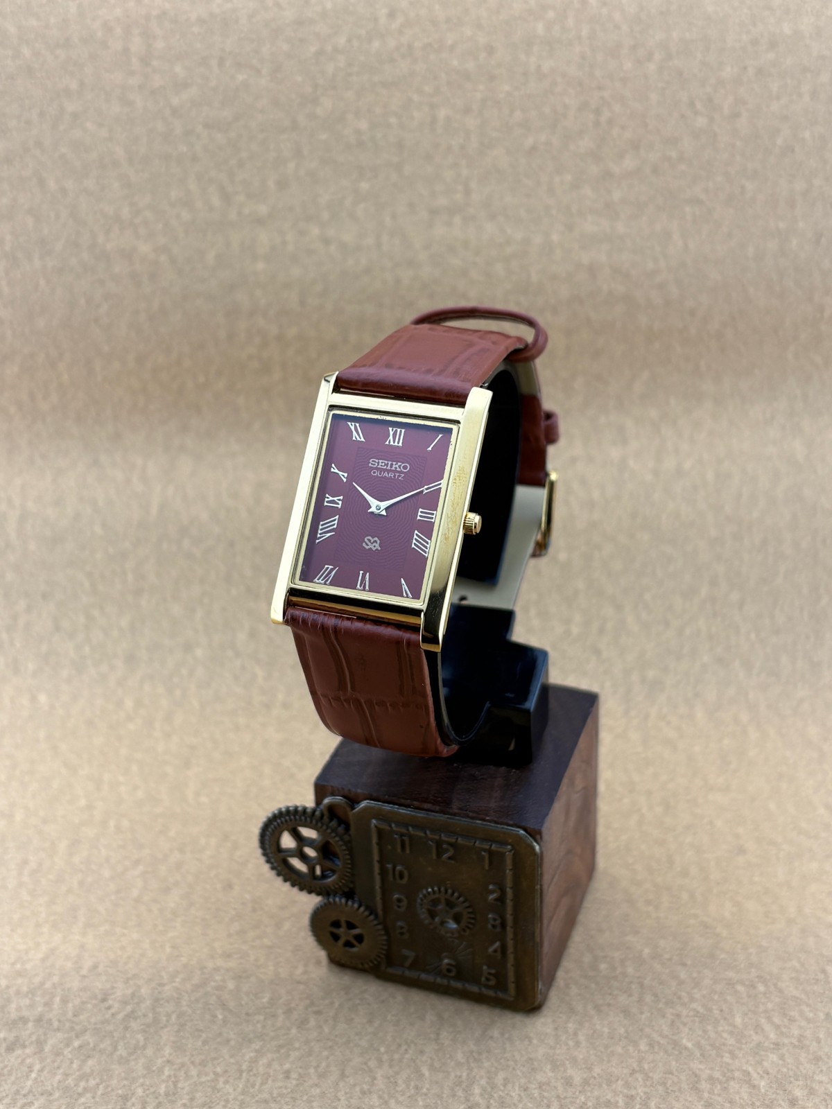 RED DIAL GOLD CASE Vintage Seiko Slim Quartz Men’s WristWatch