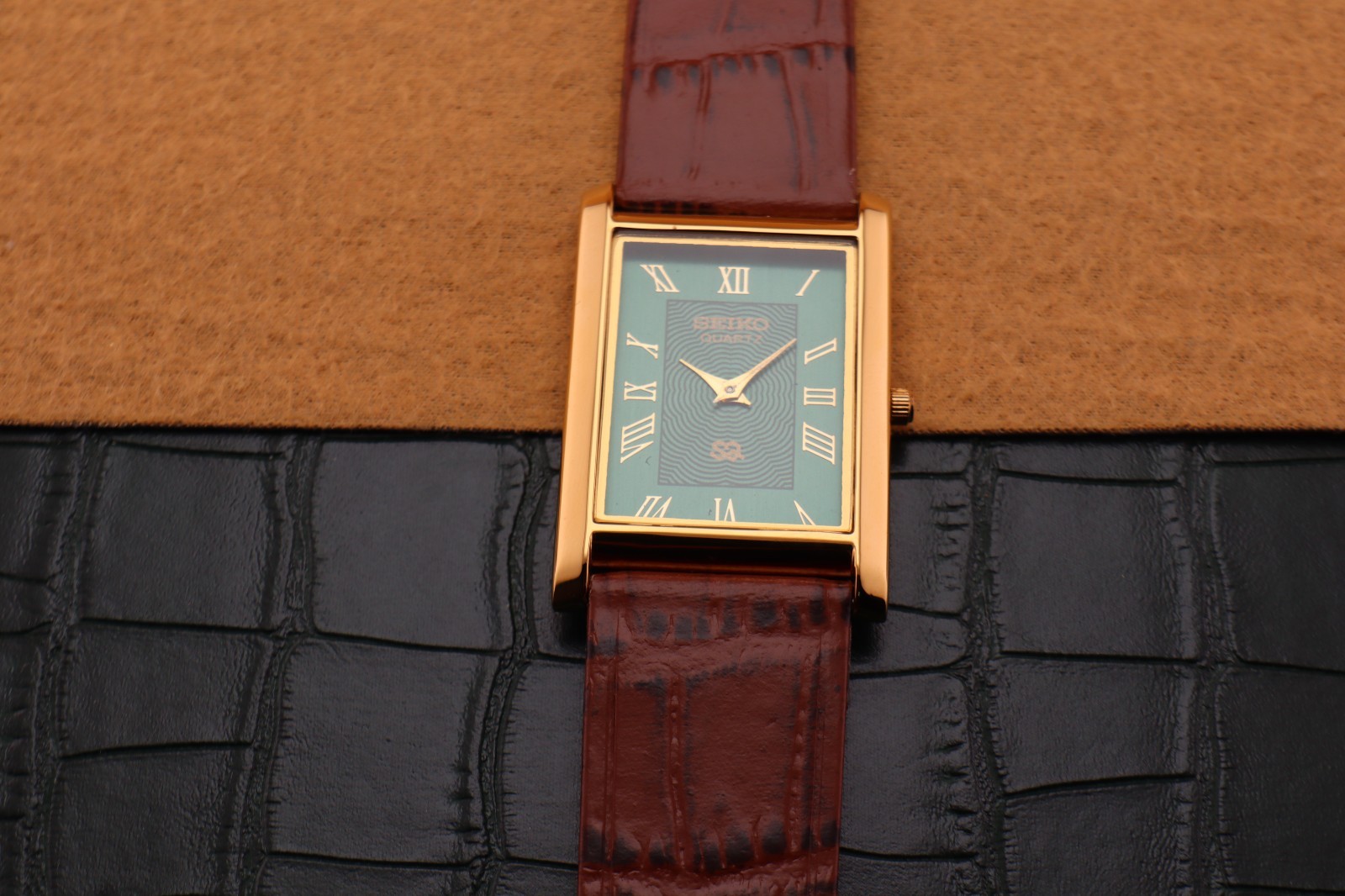 Vintage Seiko Slim Quartz Men’s Wrist Watch Green Dial with Light Brown Strap.