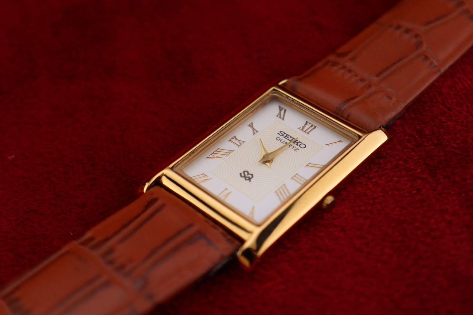 ⌚✨ Vintage Seiko Slim Quartz Gentlemen’s White Dial ,Light Brown Dress Watch