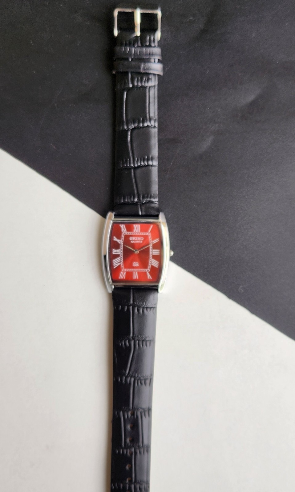 Vintage Seiko Slim Quartz Red Face Curve Silver Japanese 30MM Men’s Watch A59