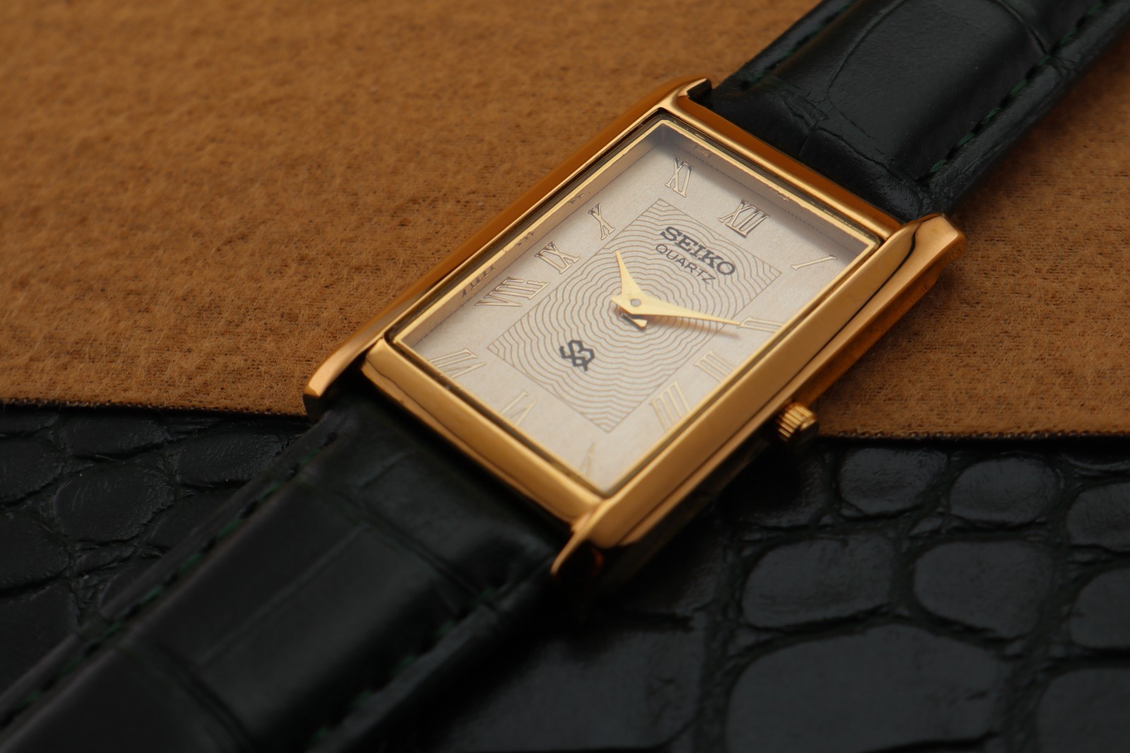 Vintage Seiko Slim Quartz Men’s Wrist Watch Gold Dial with Green Strap.