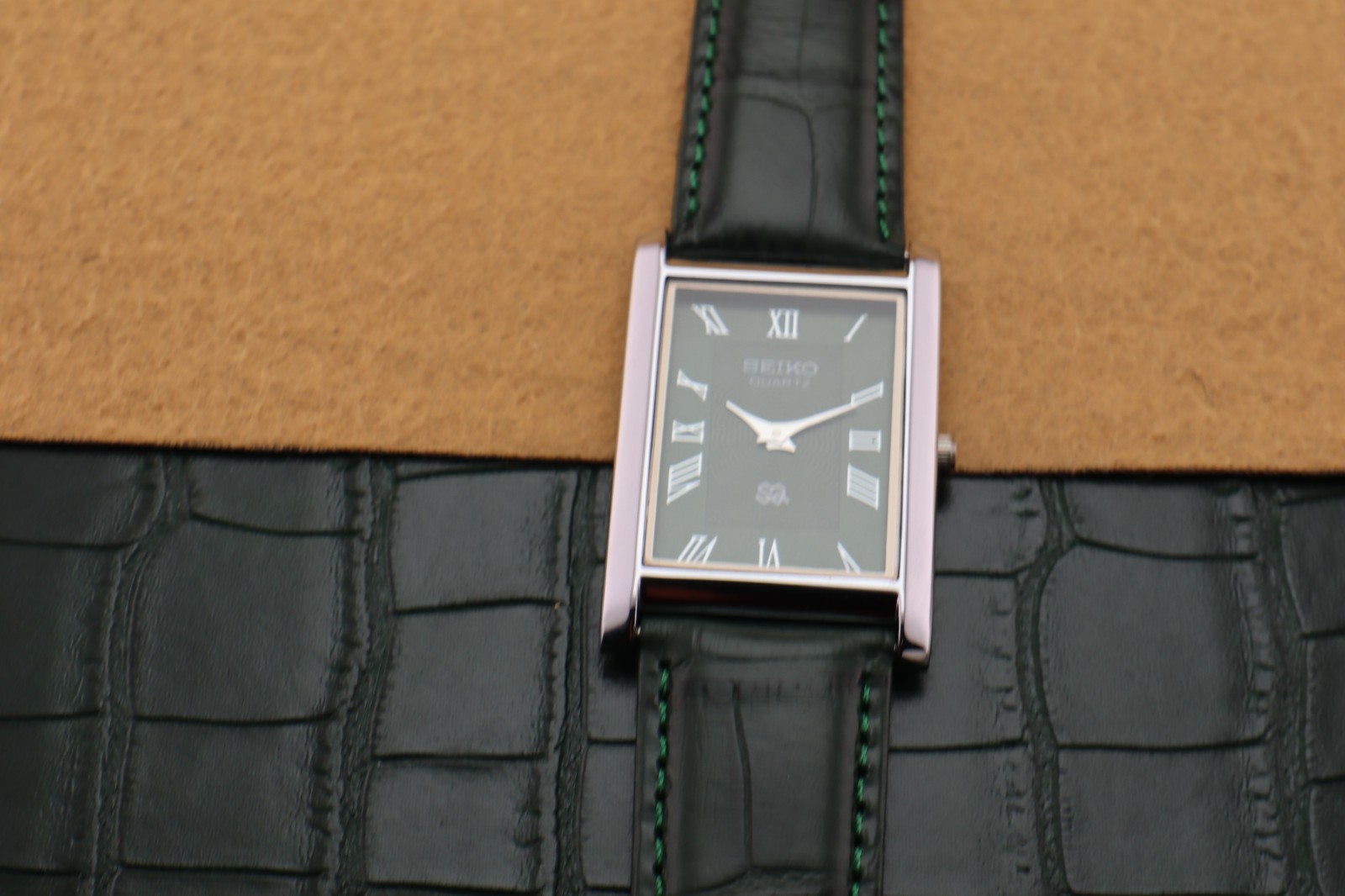 Vintage Seiko Slim Quartz Men’s Wrist Watch Green Dial with Green Strap.
