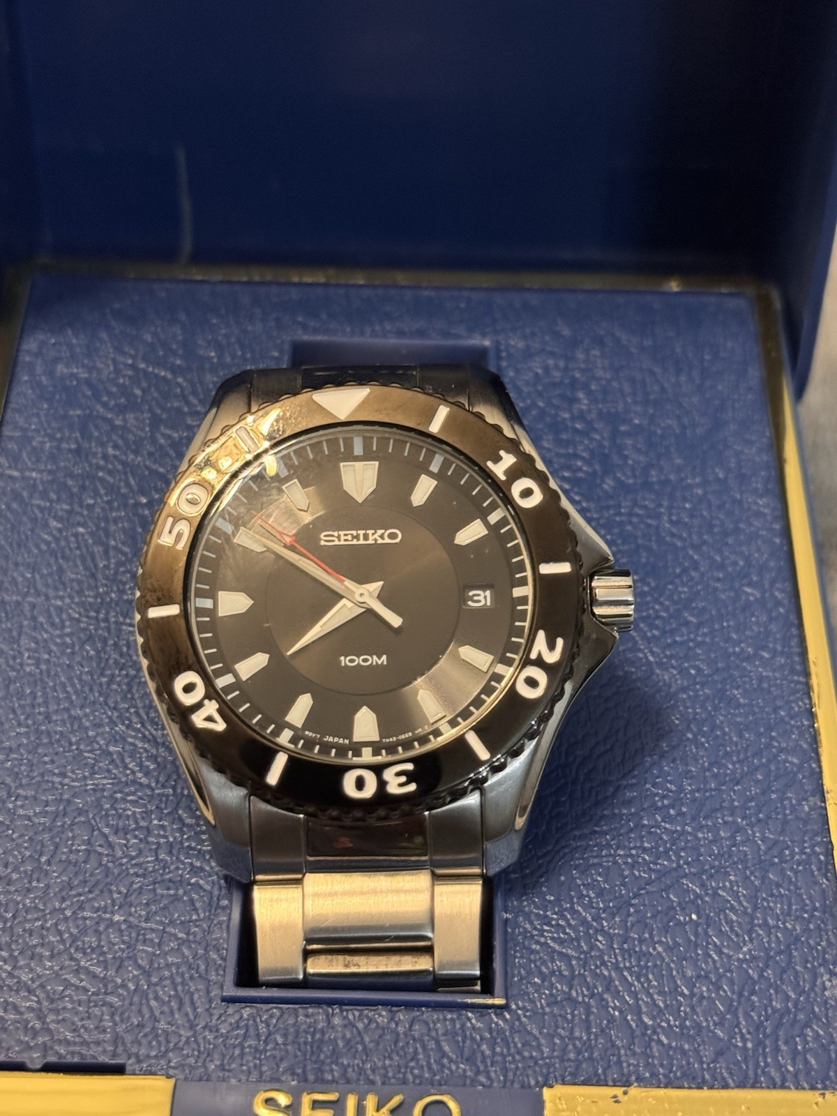 Seiko Unisex Quartz Diver 40-43.9mm Black Dial Date 100m Steel Bracelet w/ Box