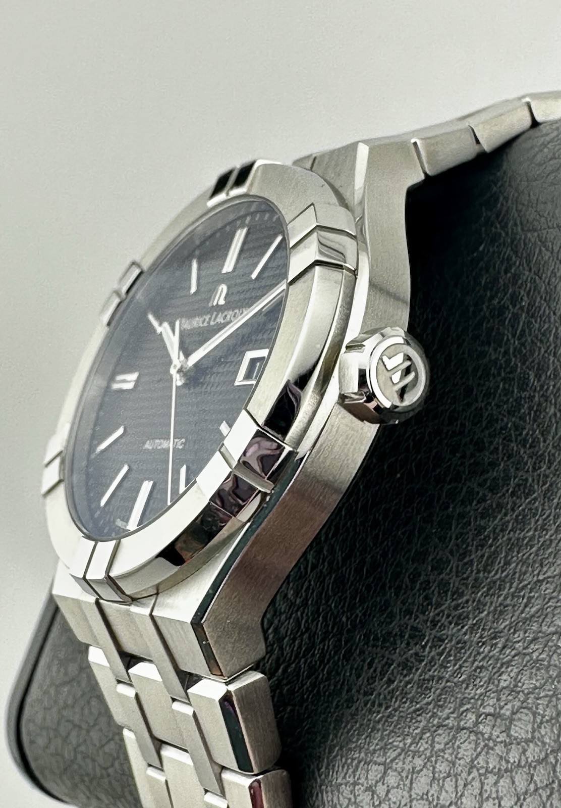 MAURICE LACROIX AIKON AUTOMATIC DATE 42mm Grey Motif Dial Swiss 200m AI6008