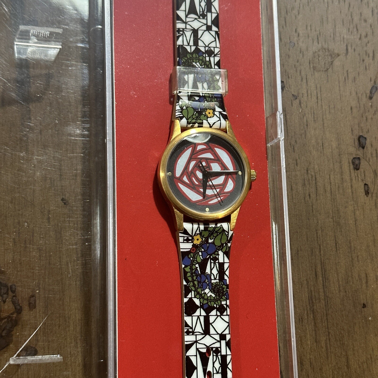 NIB The Metropolitan Museum of Art geometric rose watch