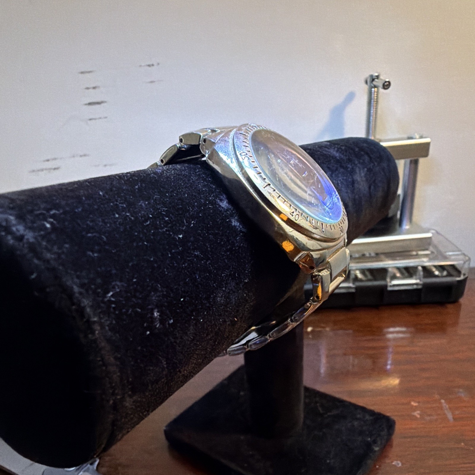 Quartz Analog Wristwatch Blue Dial Arabic/Baton Indexes Silver Metal Bracelet