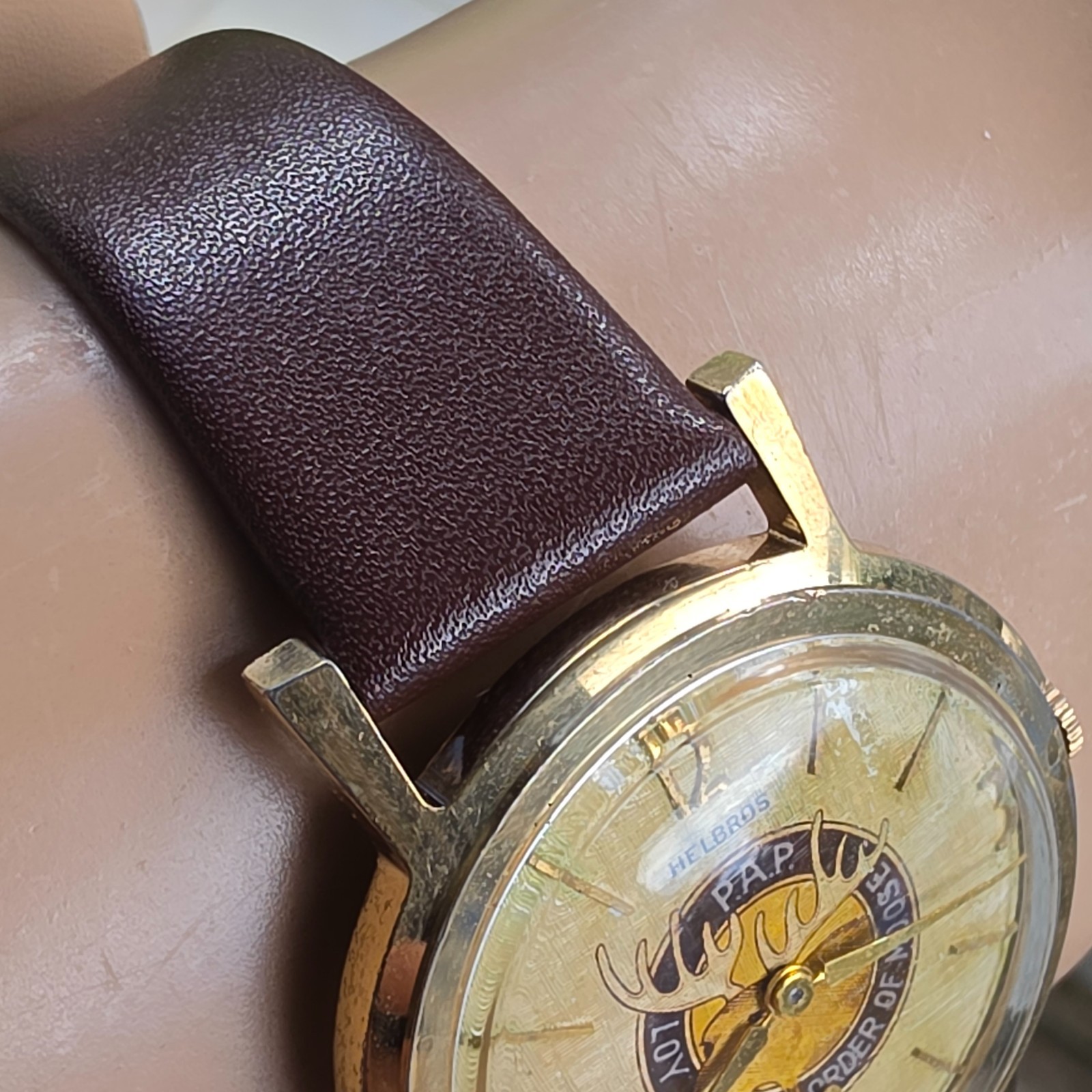 Vintage Helbros men’s manual wind watch Loyal Order of Moose linen dal 1950s