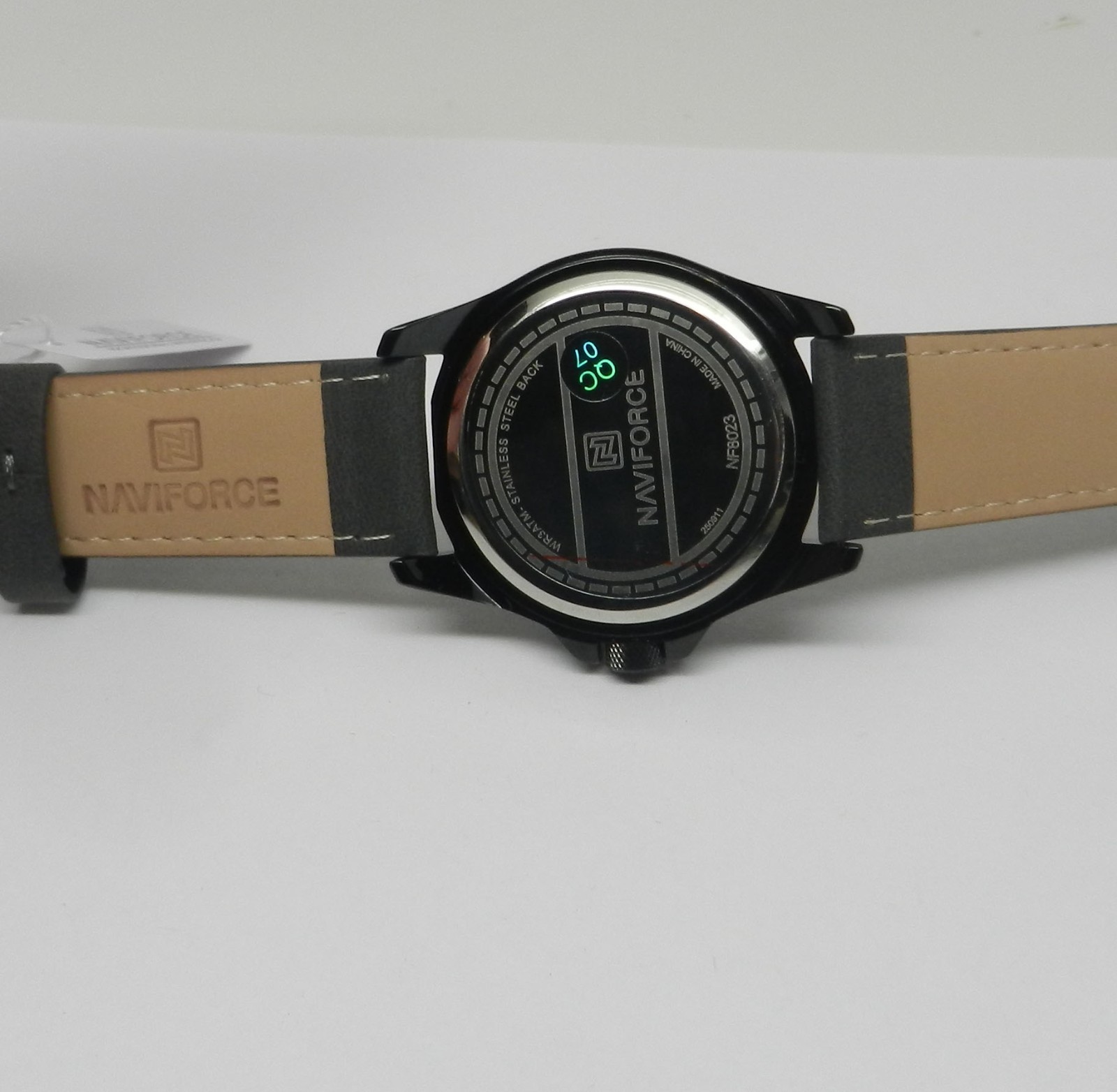 Men’s 45mm Navi Force Textured 3D Pyramid Black Date Dial 30 Meter Sport Watch