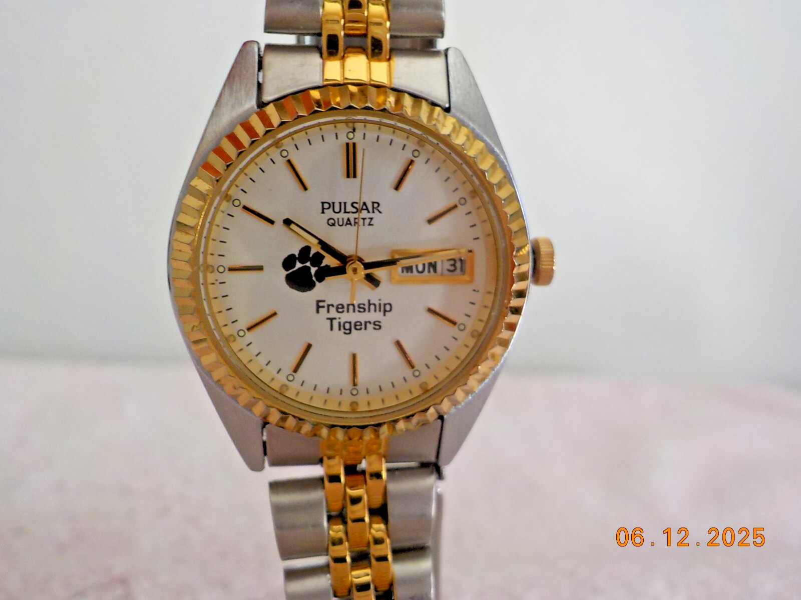 PULSAR QTZ WATCH FRENSHIP TIGERS 691867 SS V783-X003 TWO TONE FOLDING CLASP 8″