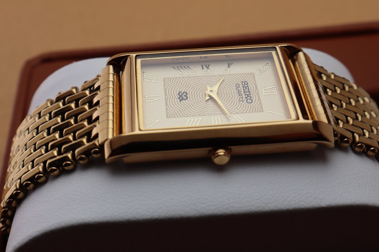 Vintage Seiko Slim Quartz Men’s Wrist Watch Gold Dial with Gold Bracelet.