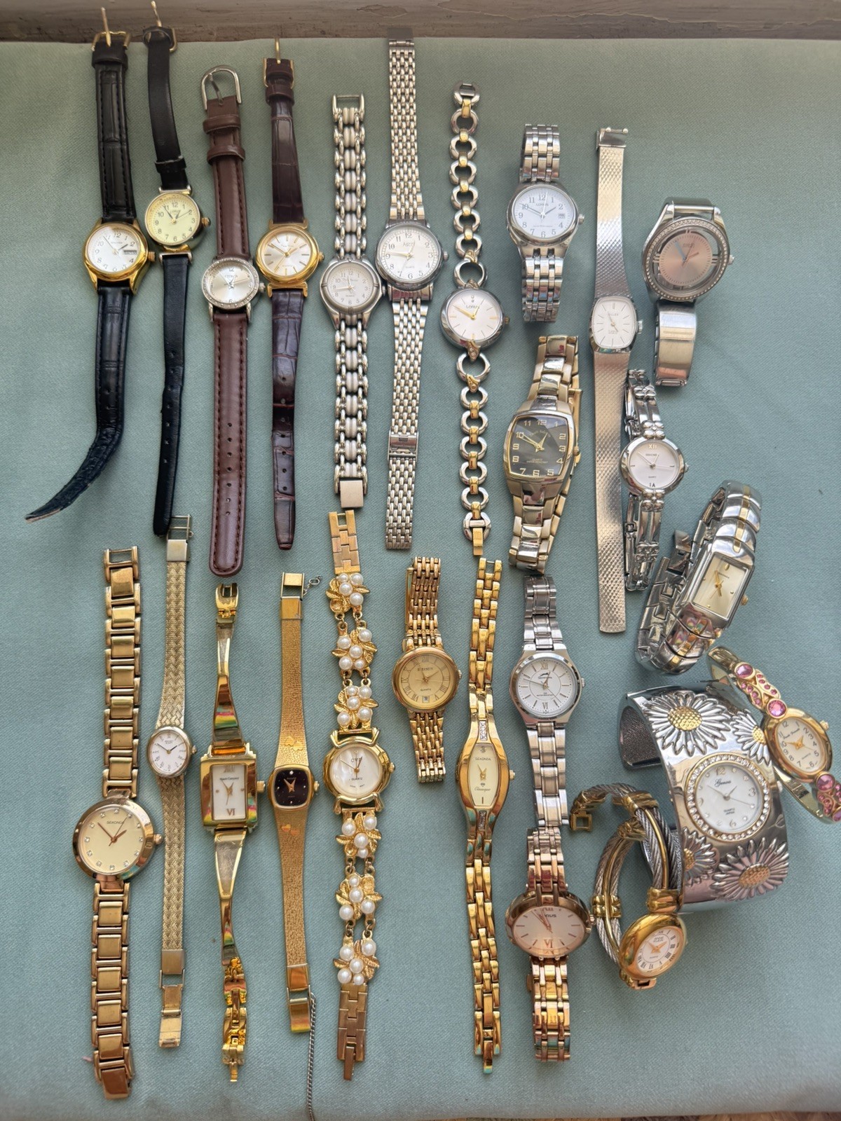 25 WORKING with batteries JOBLOT WATCHES vintage/modern gold/silver tone